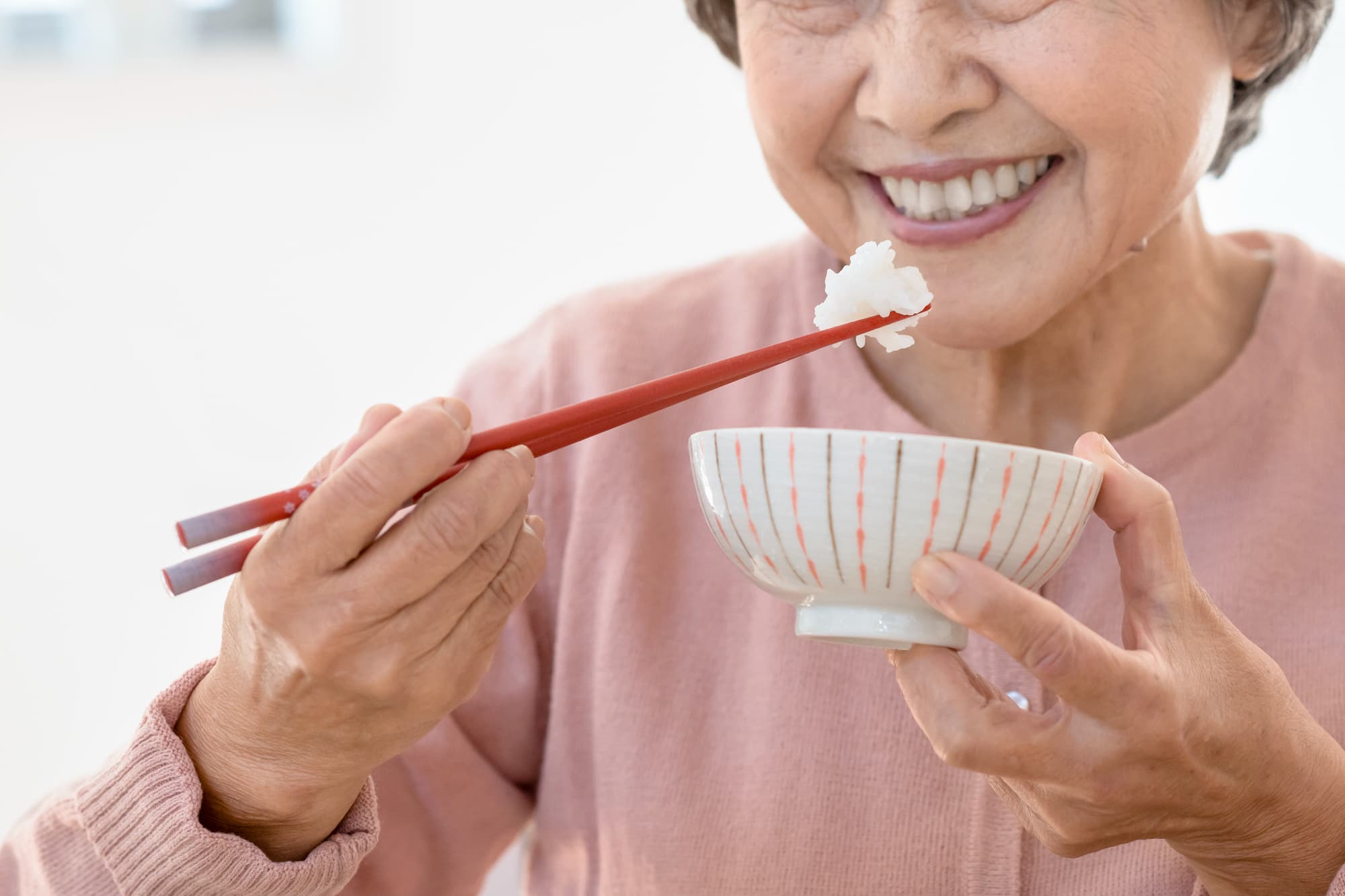 食事をする高齢s女性の口元