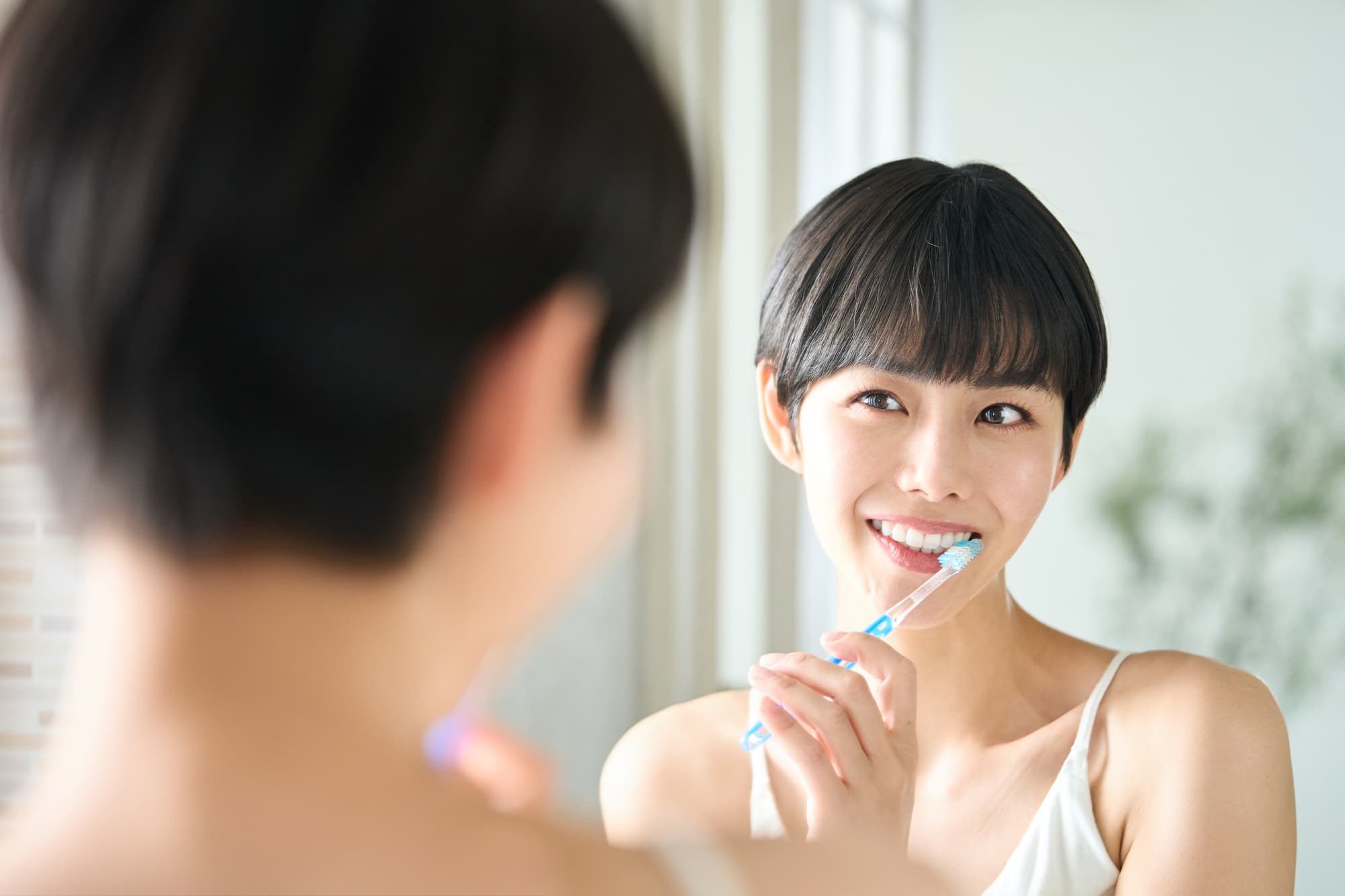 歯磨きをする女性
