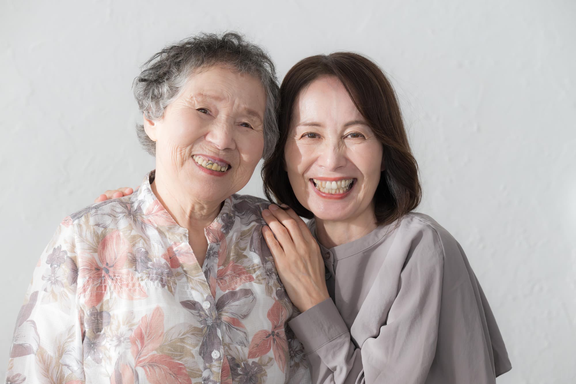 笑顔を見せる高齢女性と家族