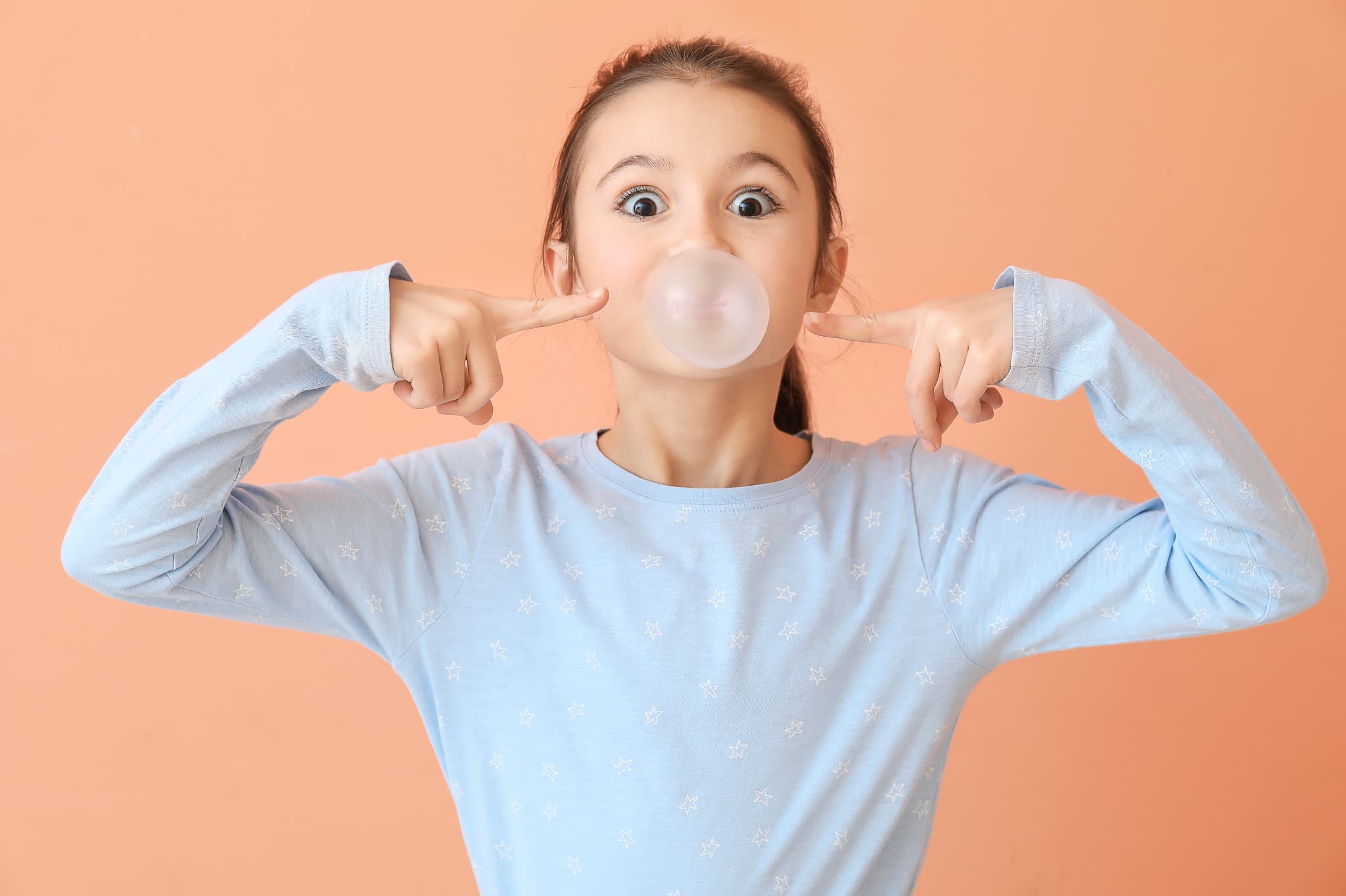 ガムを噛む女の子