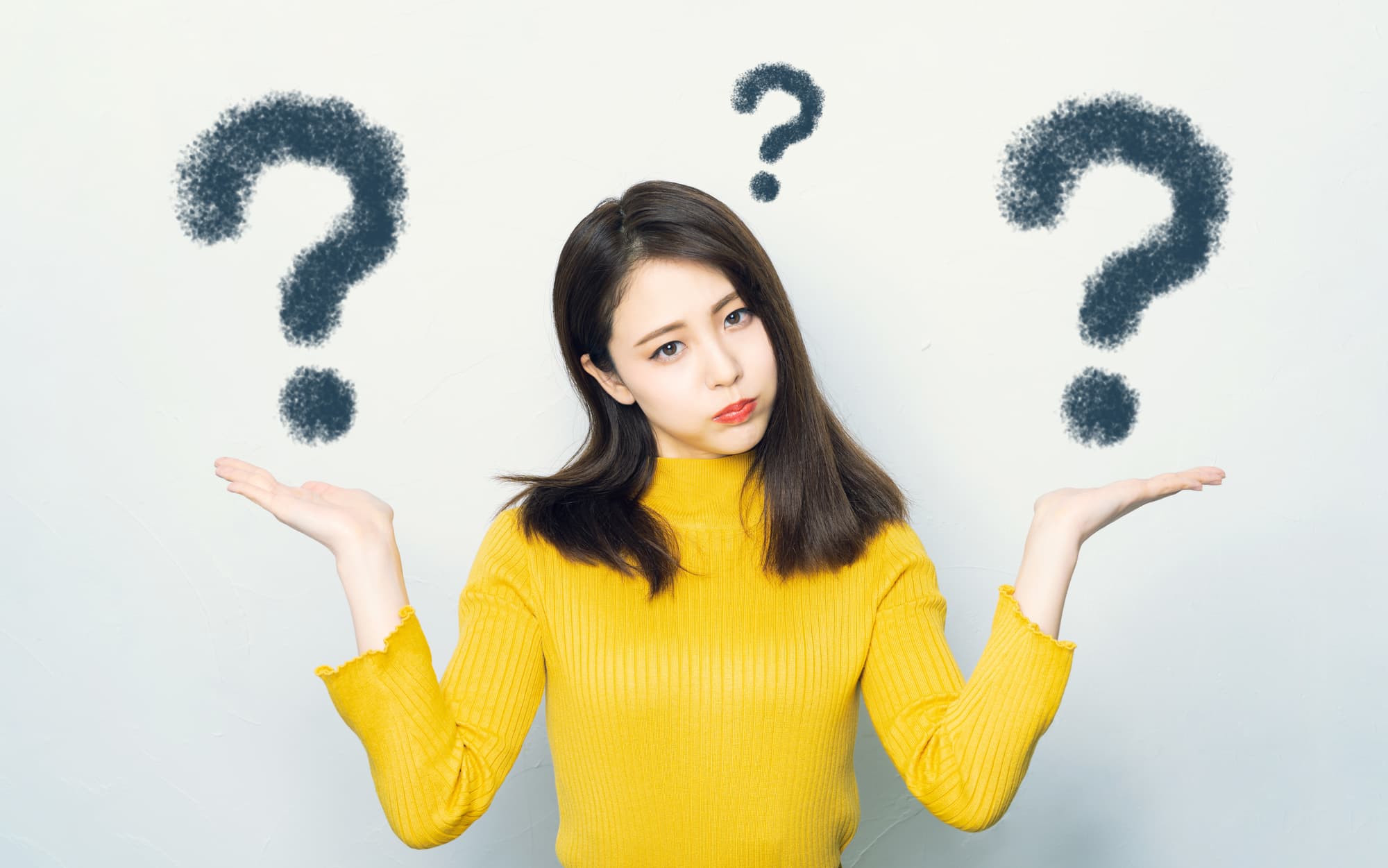 良いガムと悪いガムを考える女性