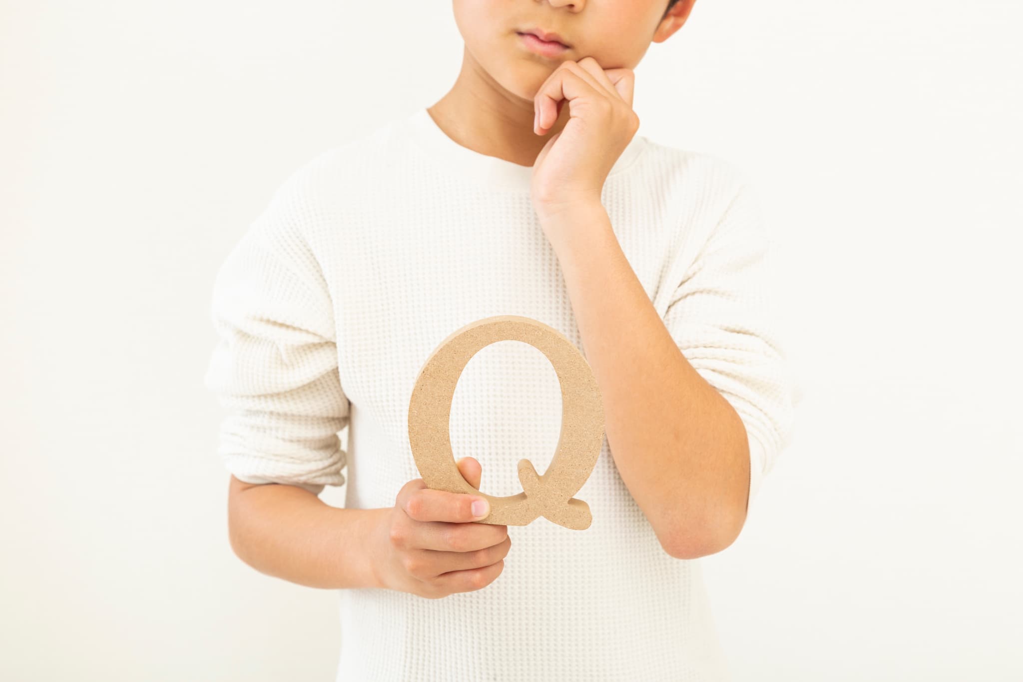 子供へのフッ素塗布は大丈夫か考える男の子