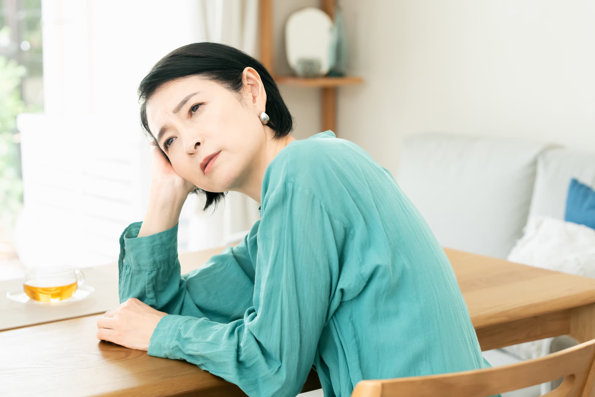 原因不明の不調が続く女性