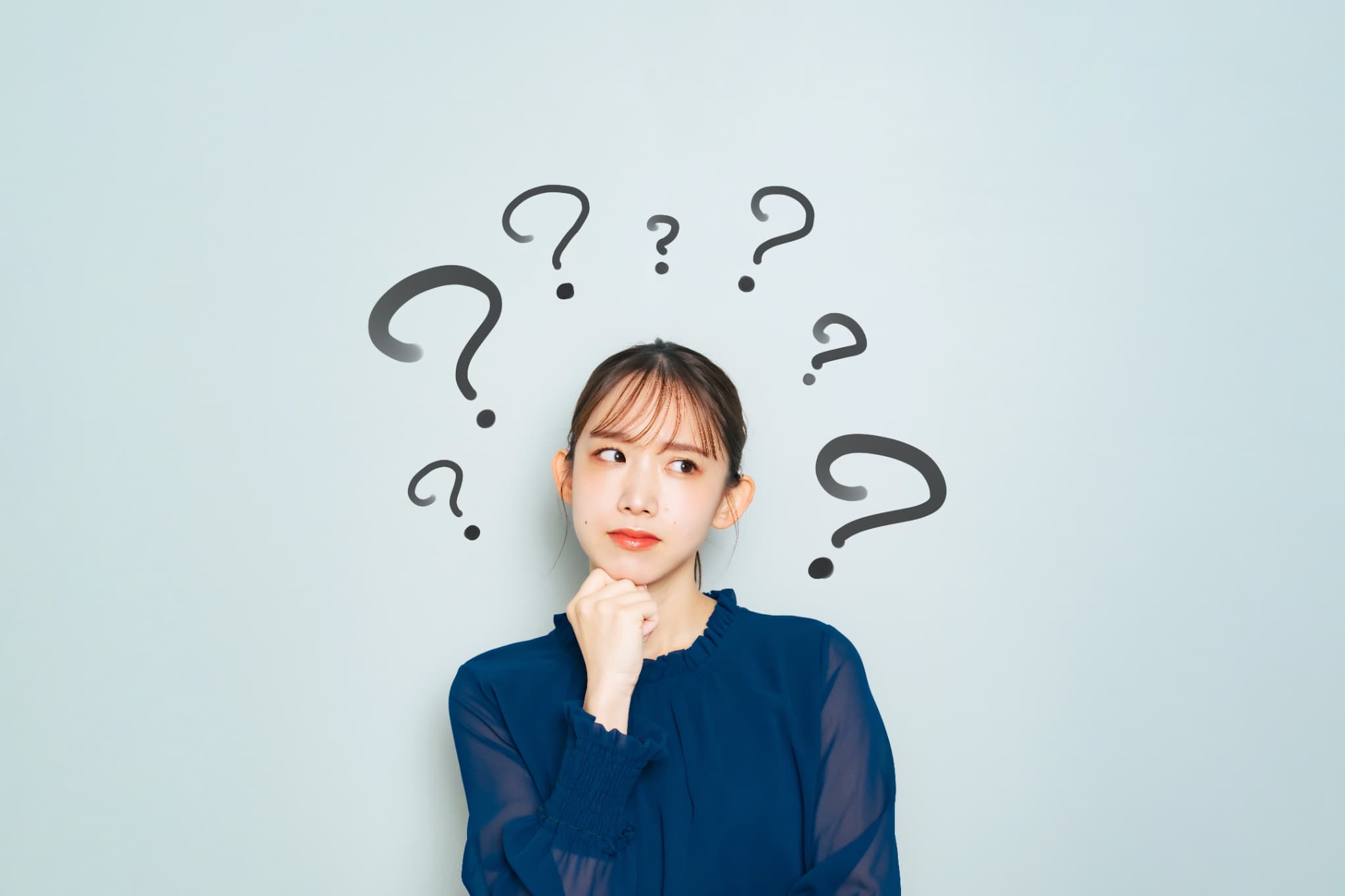 フッ素とは何か考える女性