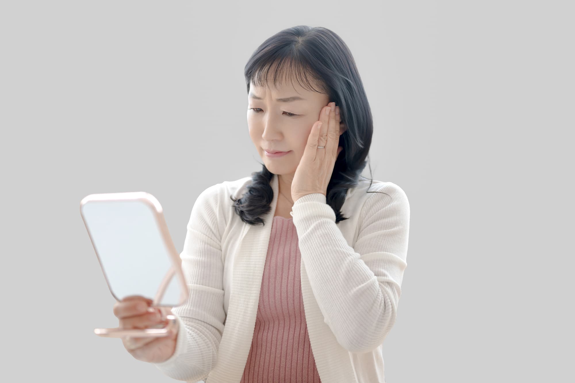 顔のバランスが気になり出した女性