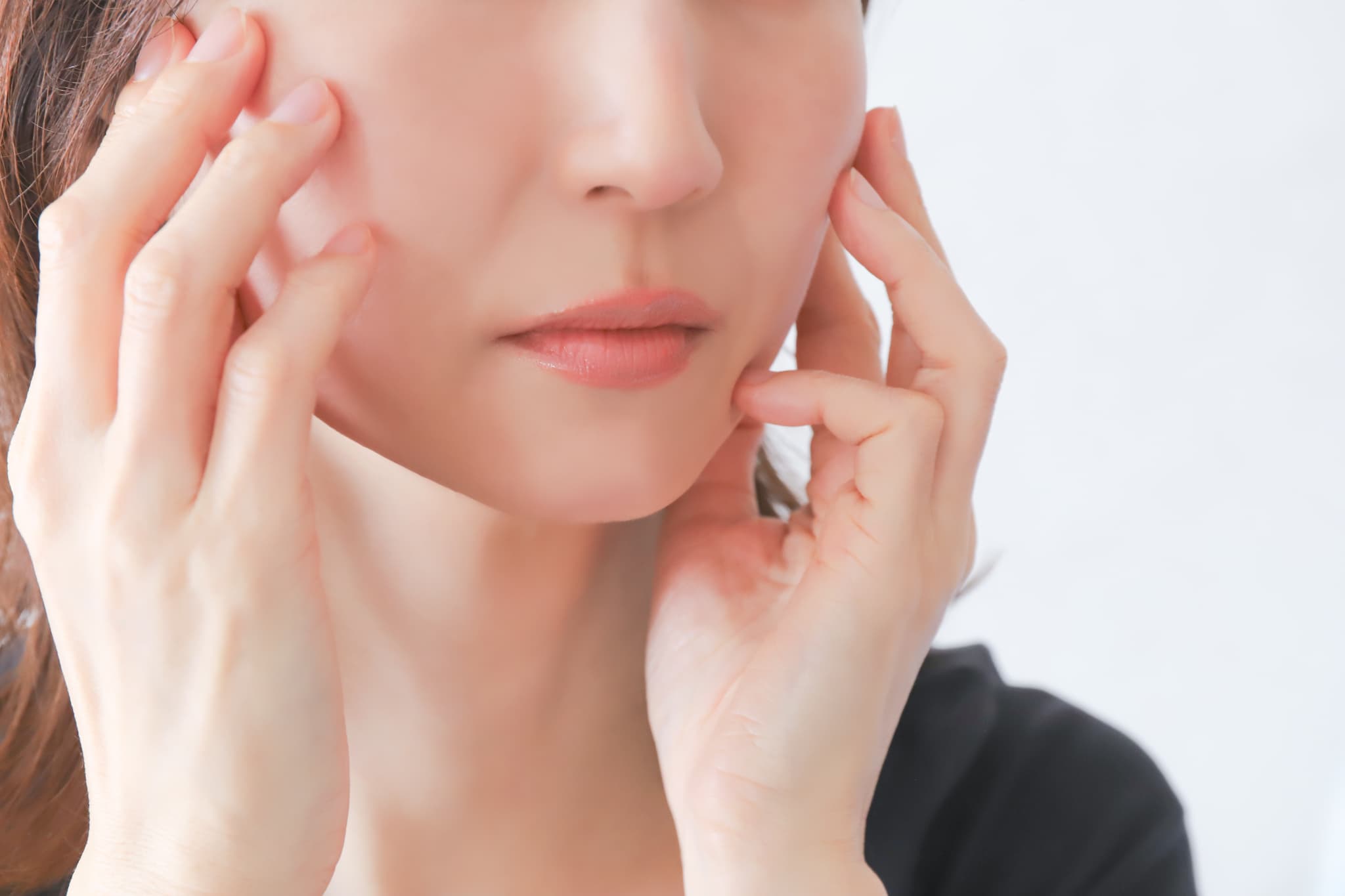 顔の変化を気にする女性