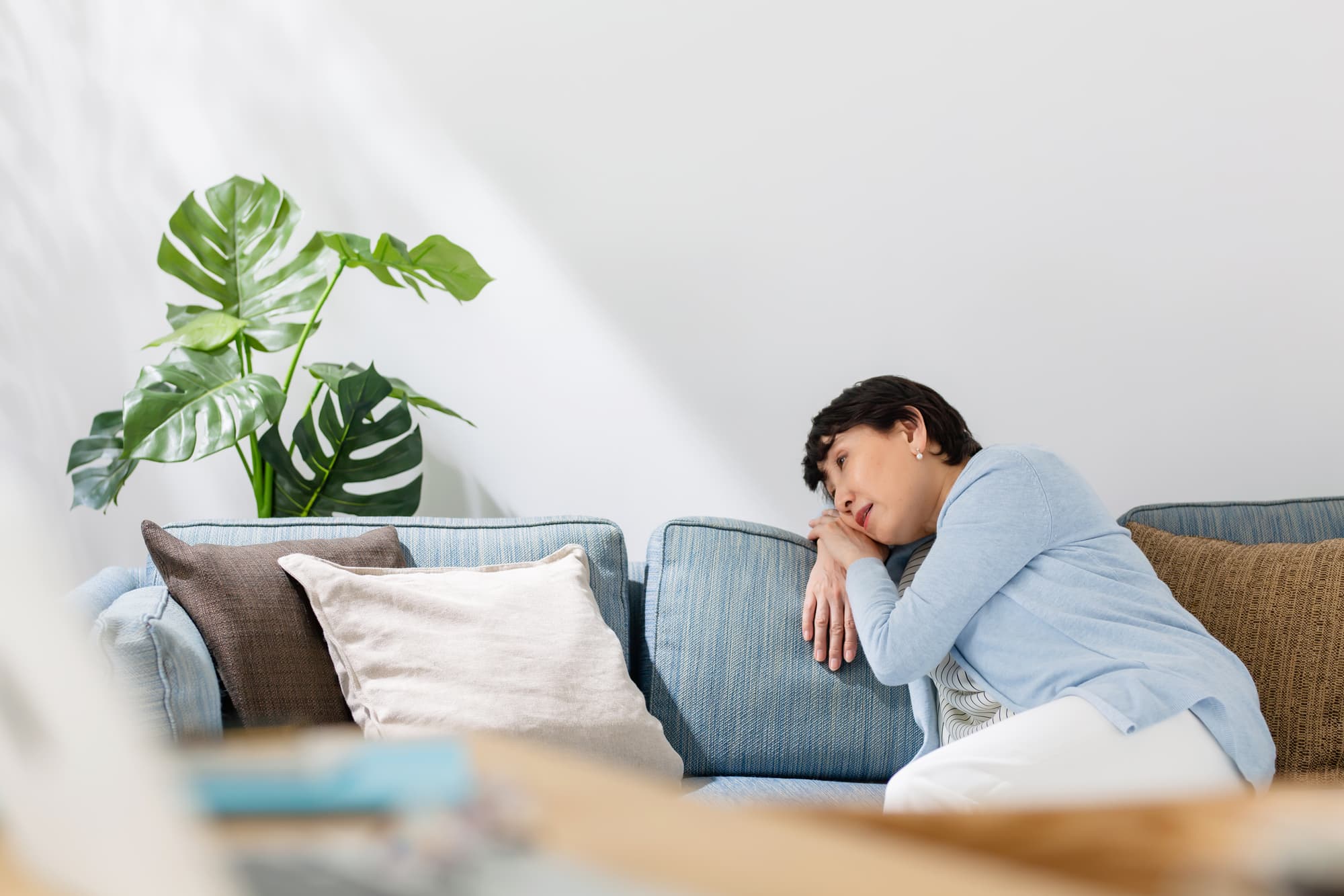 夜間頻尿の影響で日中眠気を感じる女性