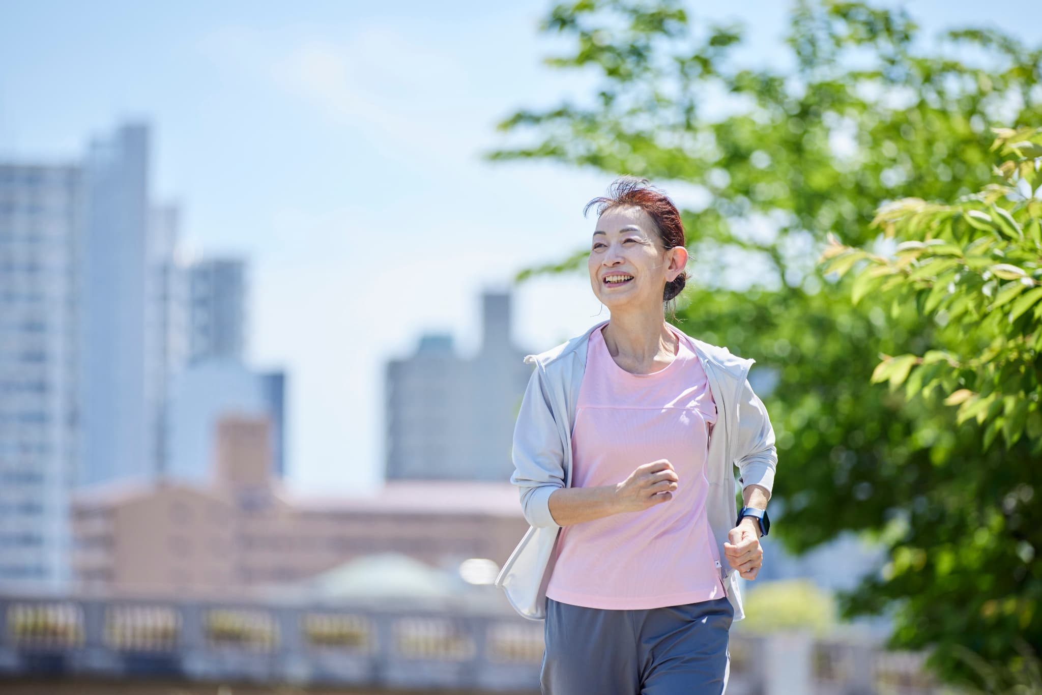 元気にウォーキングをする女性