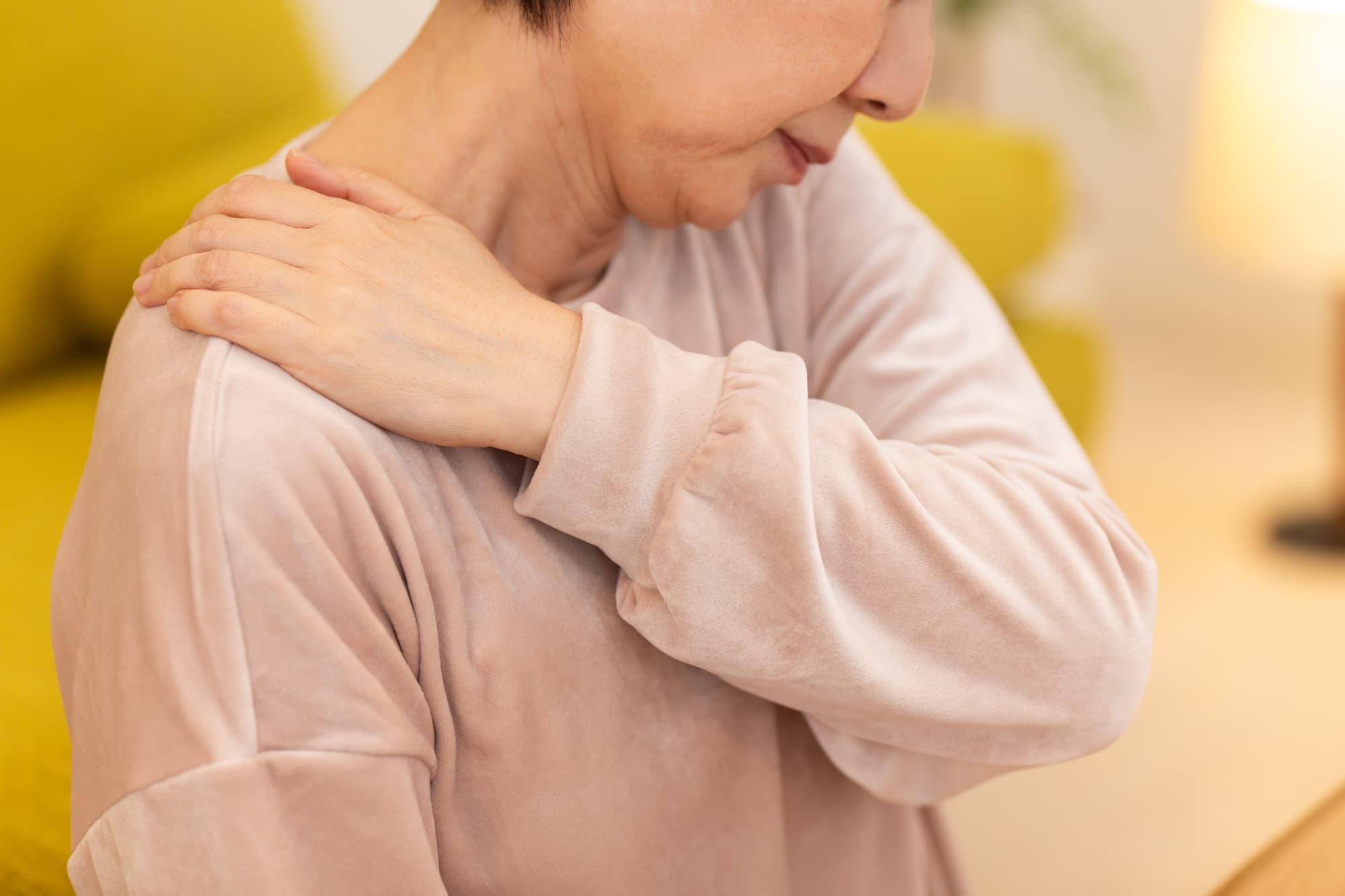 疲れが取れない高齢女性
