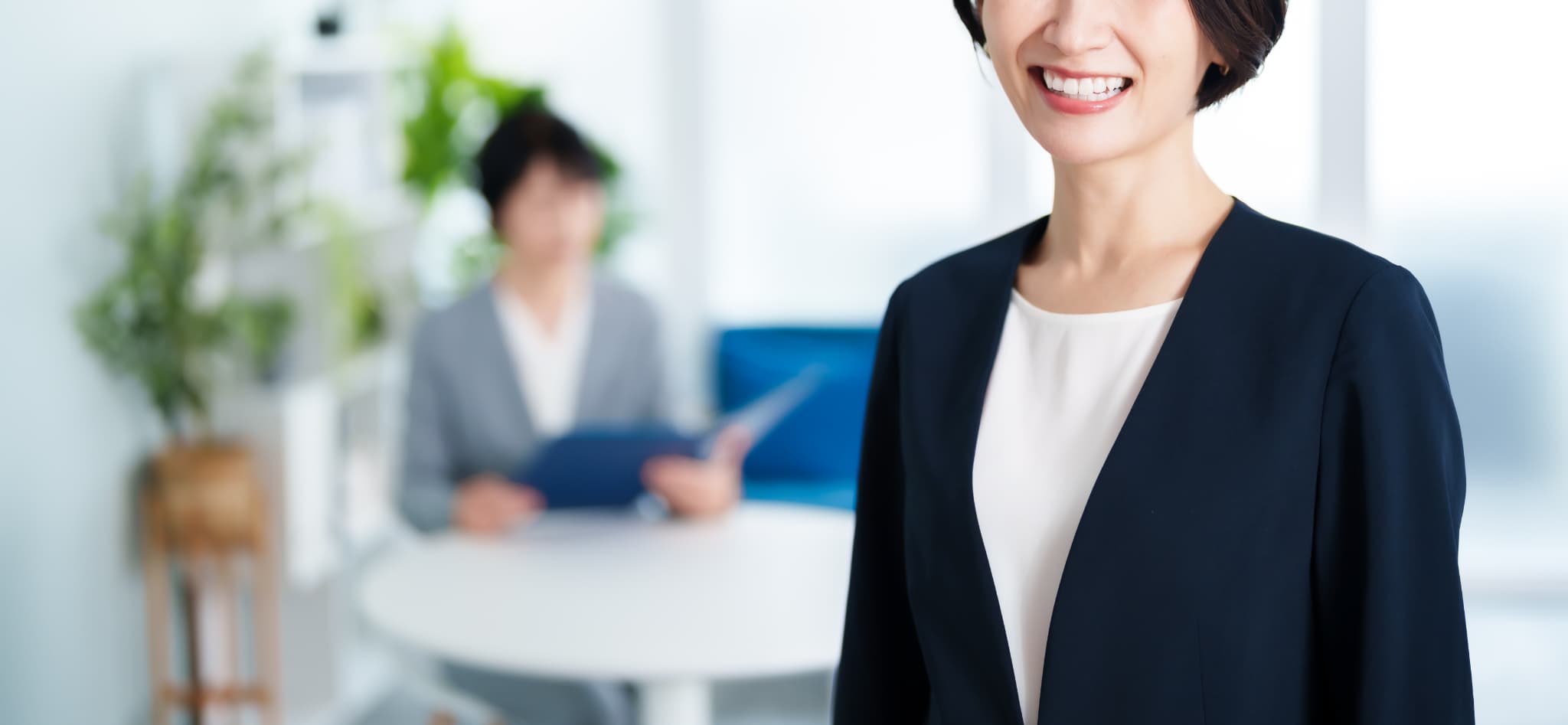 歯並びを整えた働く女性
