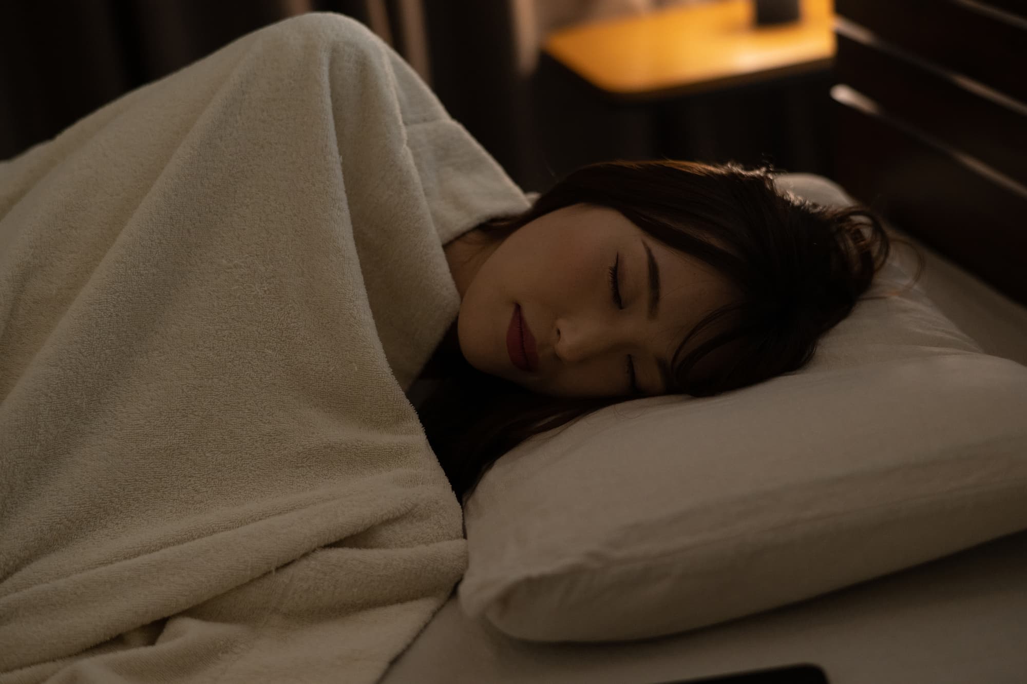睡眠をとって回復を促す様子