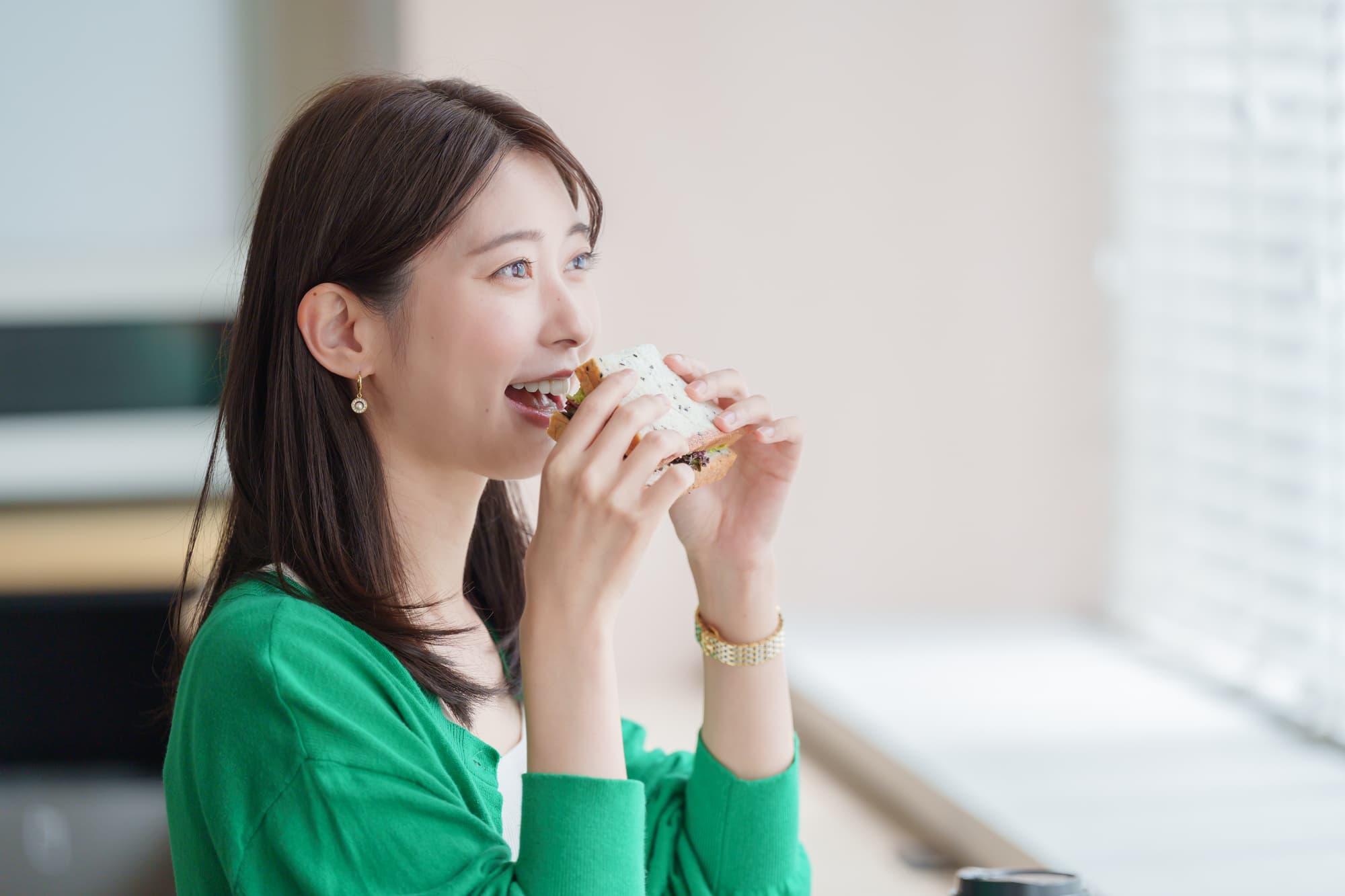 食事をする女性