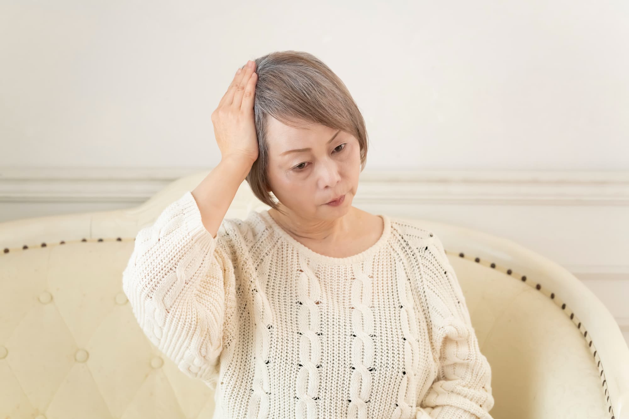 物忘れをする高齢女性