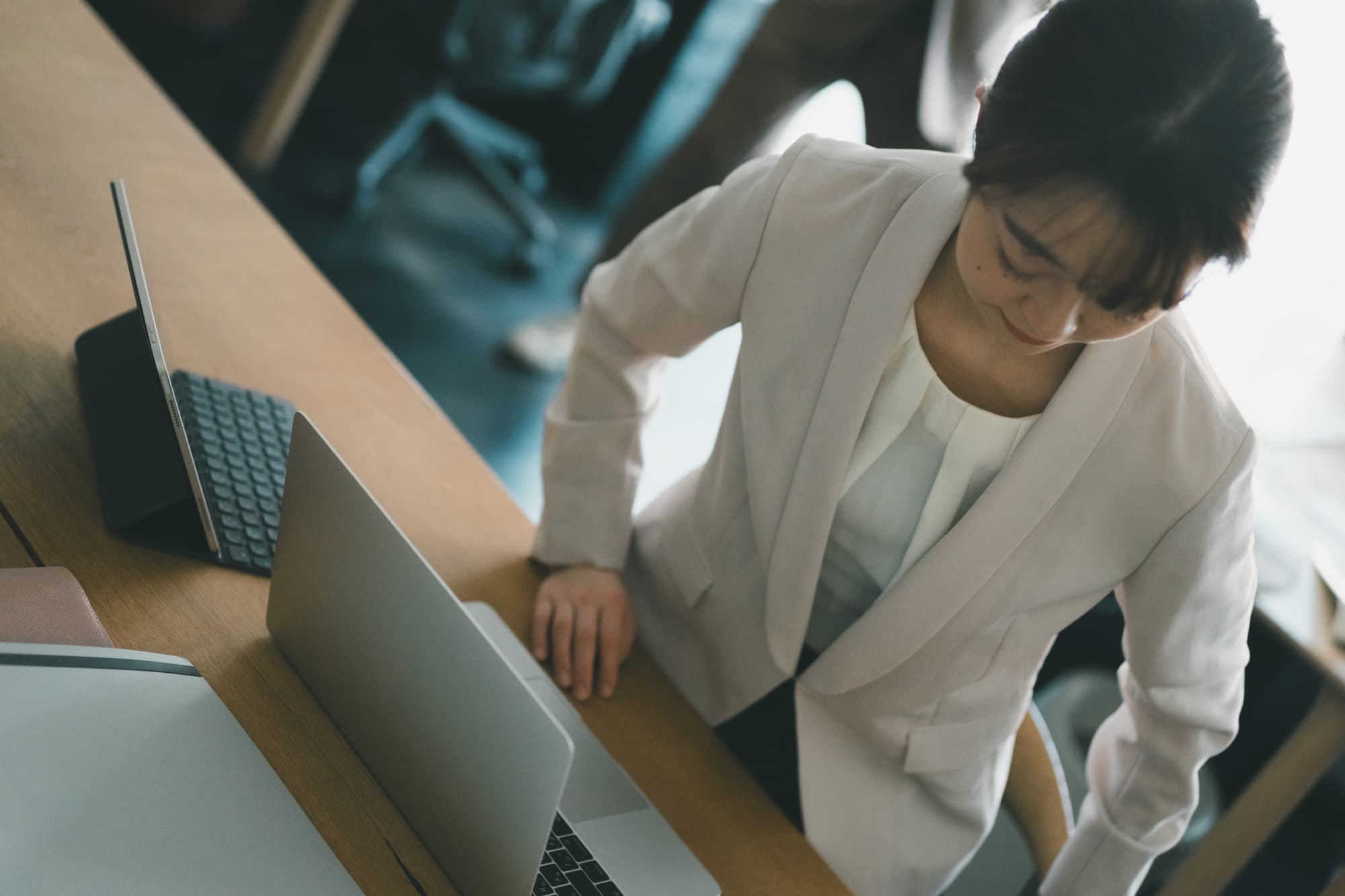 椅子から立ち上がる女性