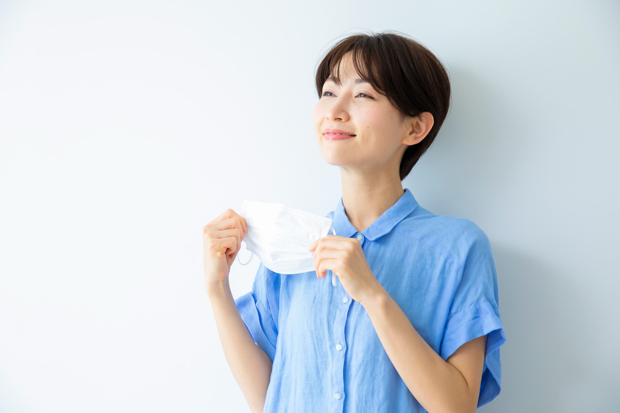 マスクを付ける女性