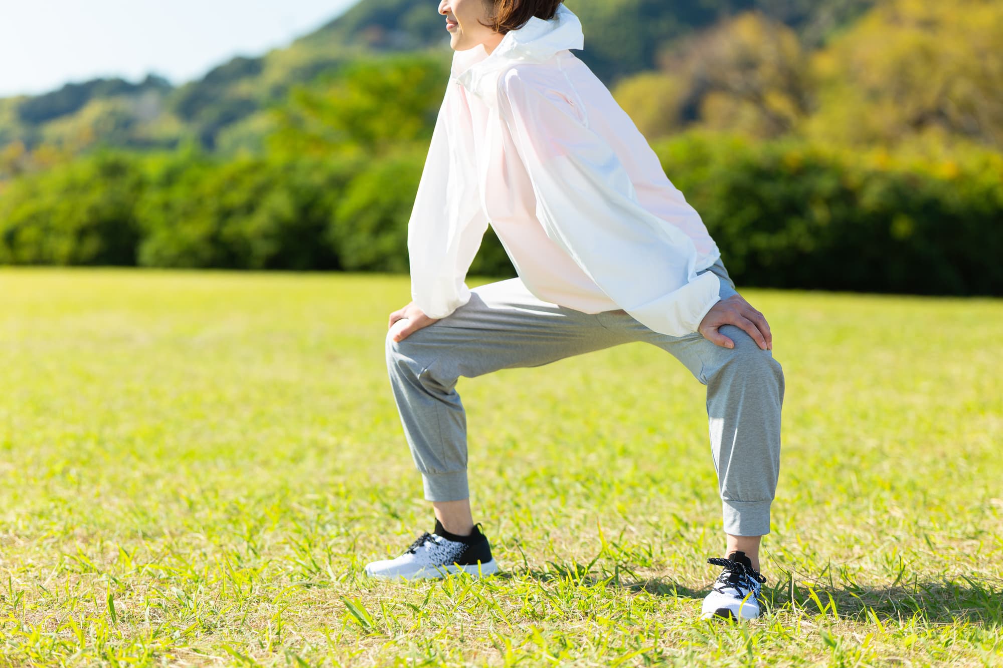 股関節のストレッチをする様子