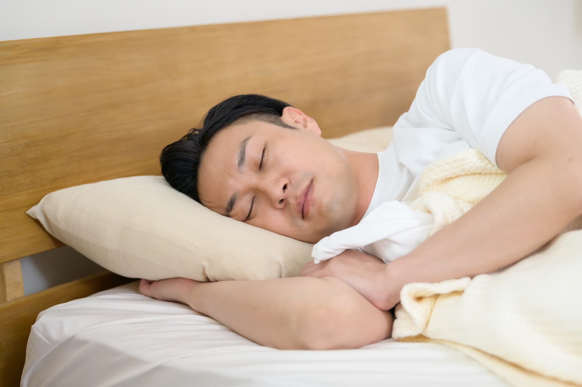 いびき予防で横向きに眠る男性