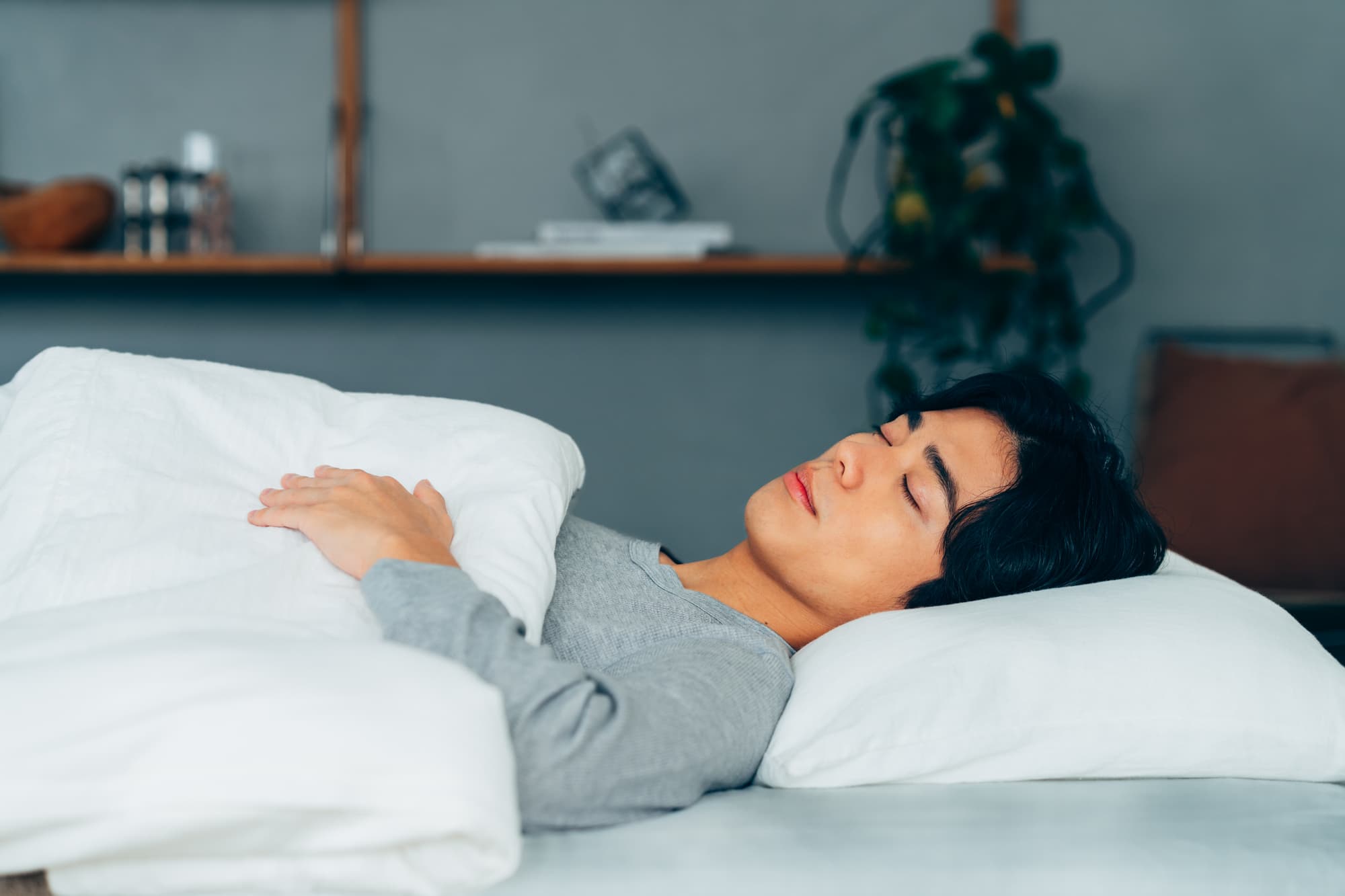 ぐっすり眠る男性