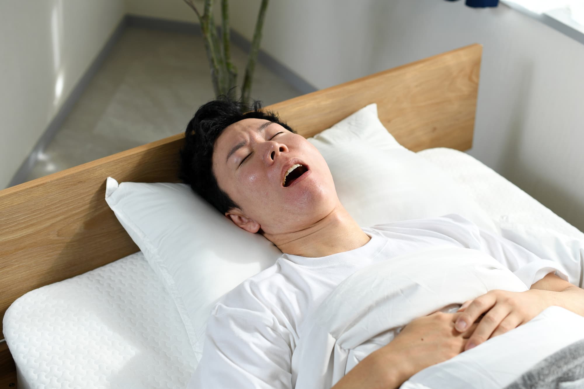 いびきをかいて寝る男性