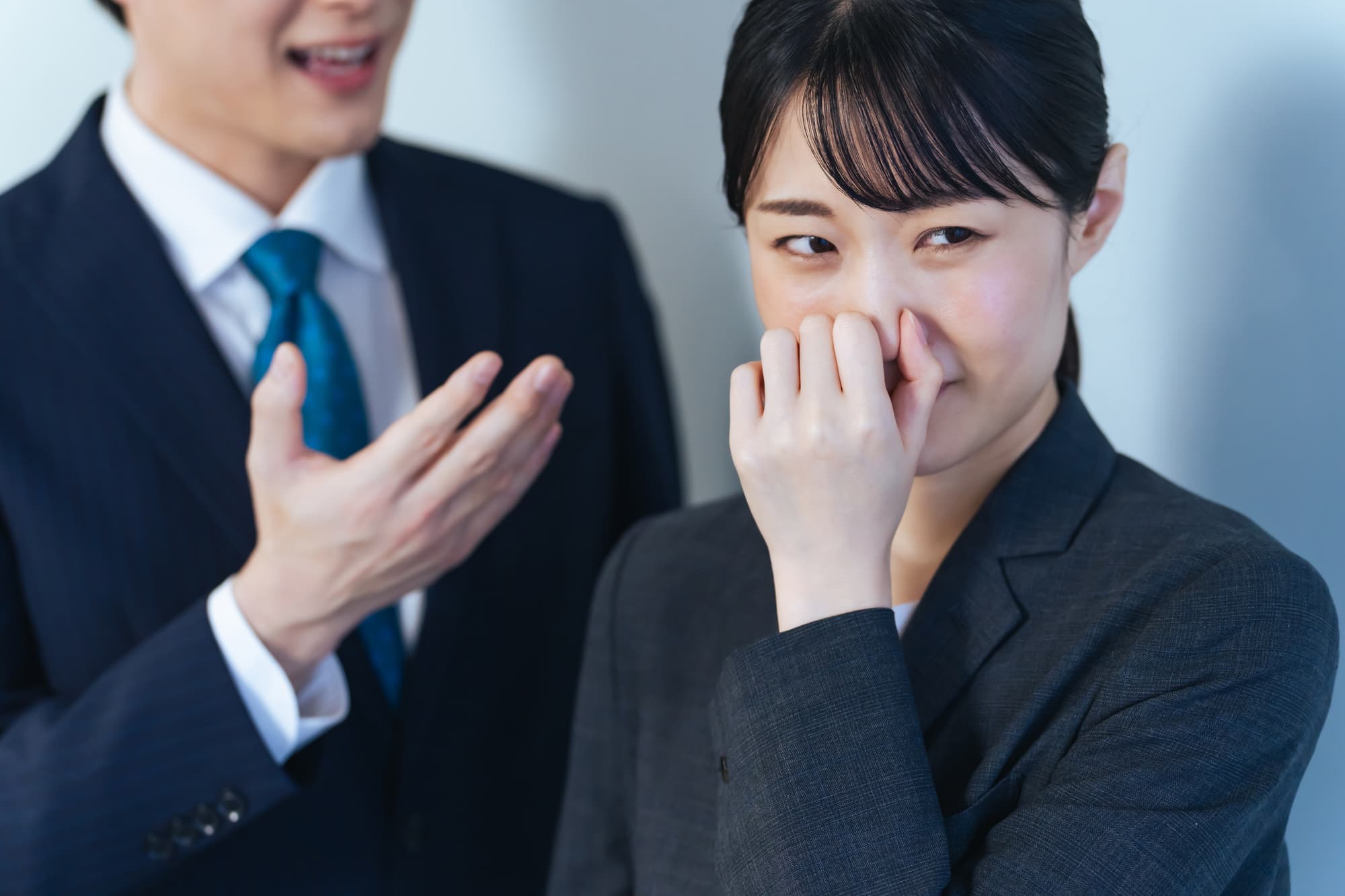 男性の口臭に鼻をつまむ女性