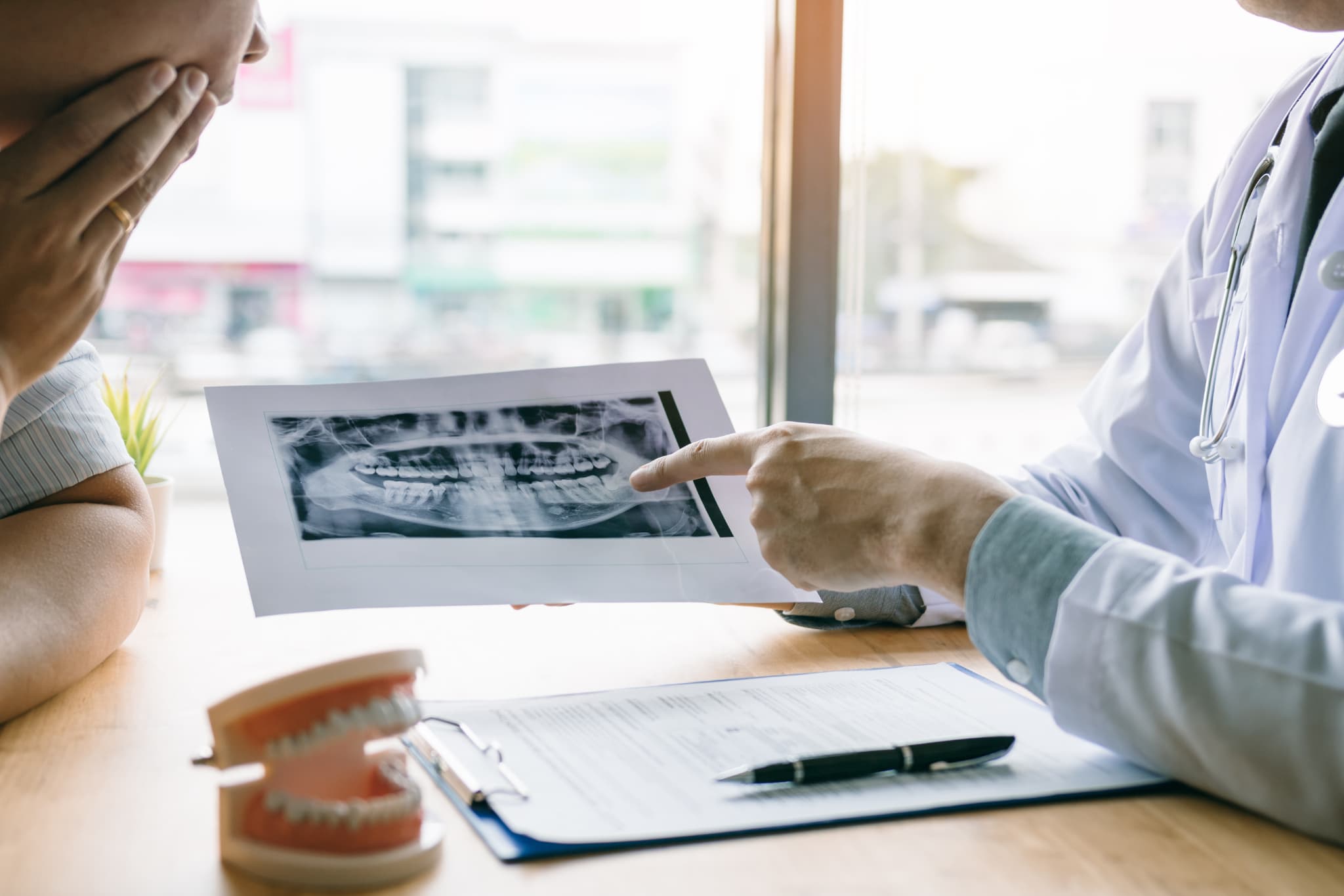 歯科医院で入れ歯の相談する様子