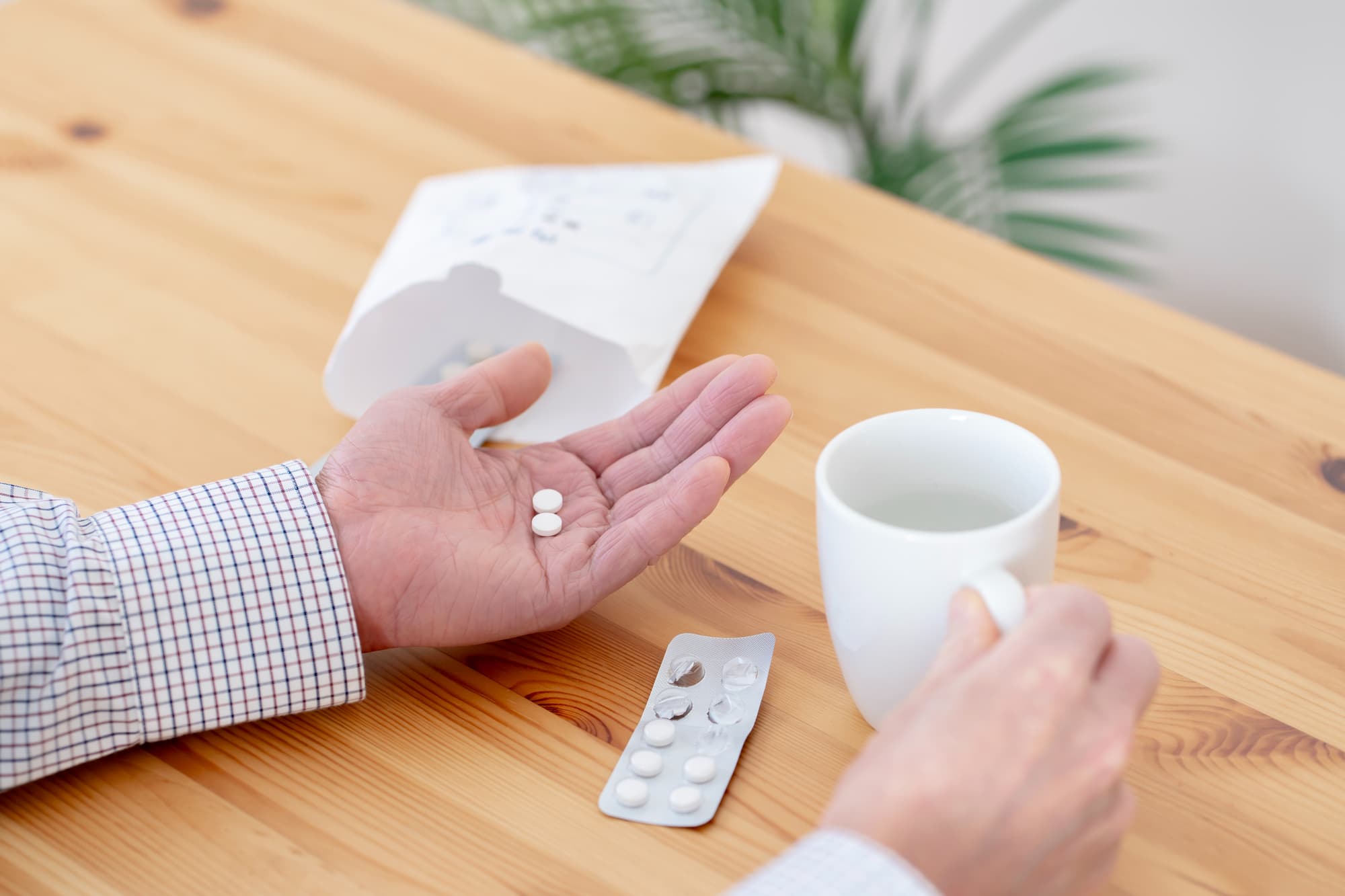 血圧の薬を飲む様子