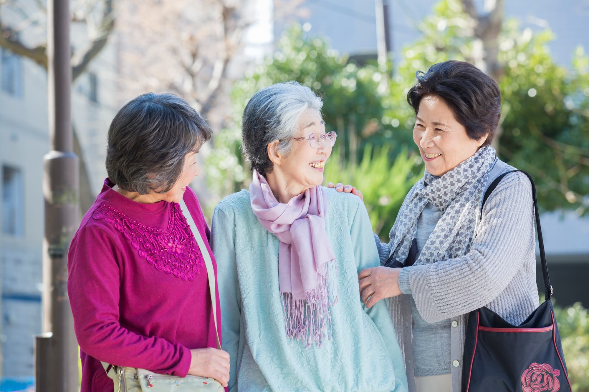 友人と外出する高齢女性たち