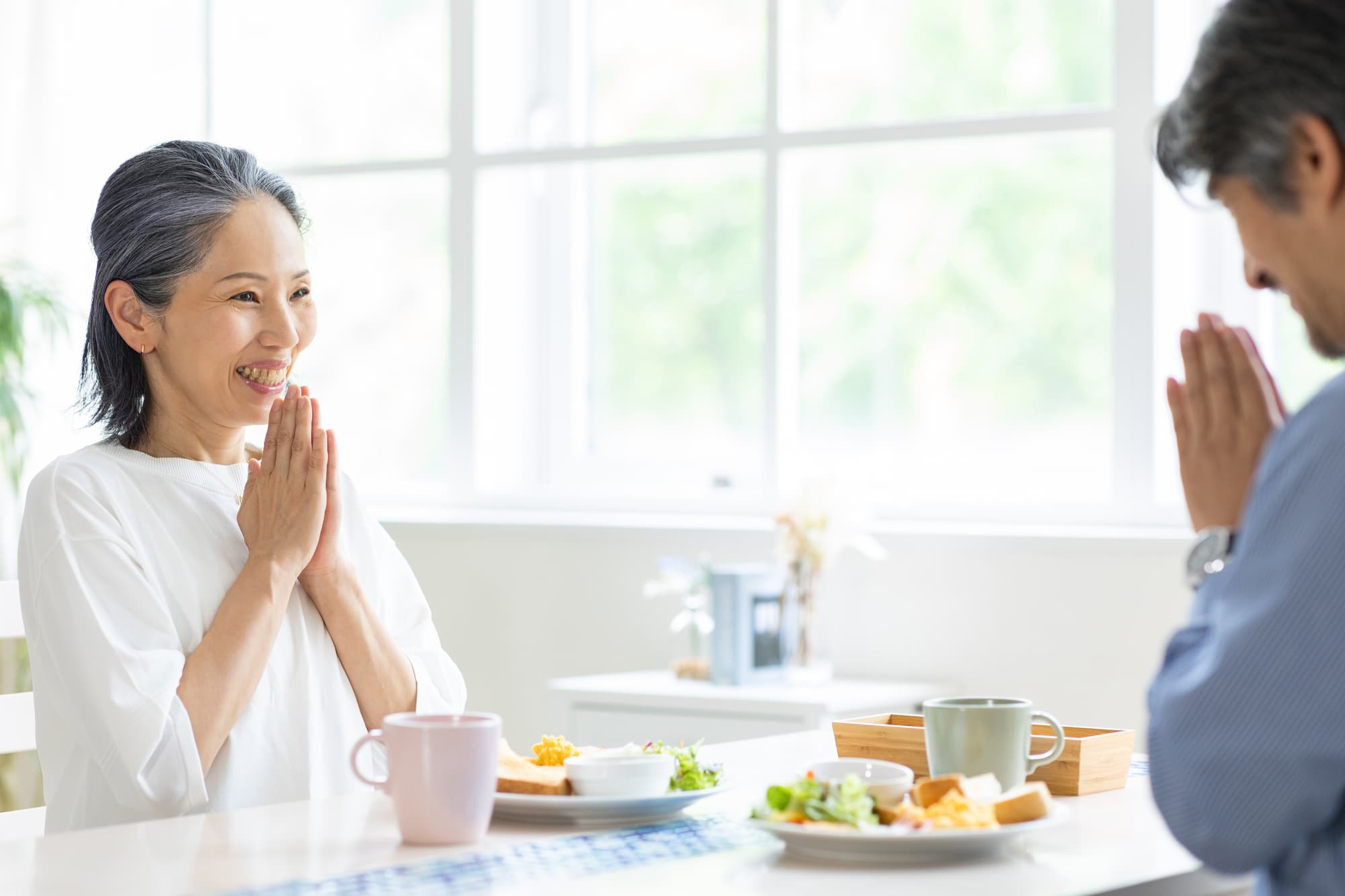 パンを好んで食べる高齢夫婦