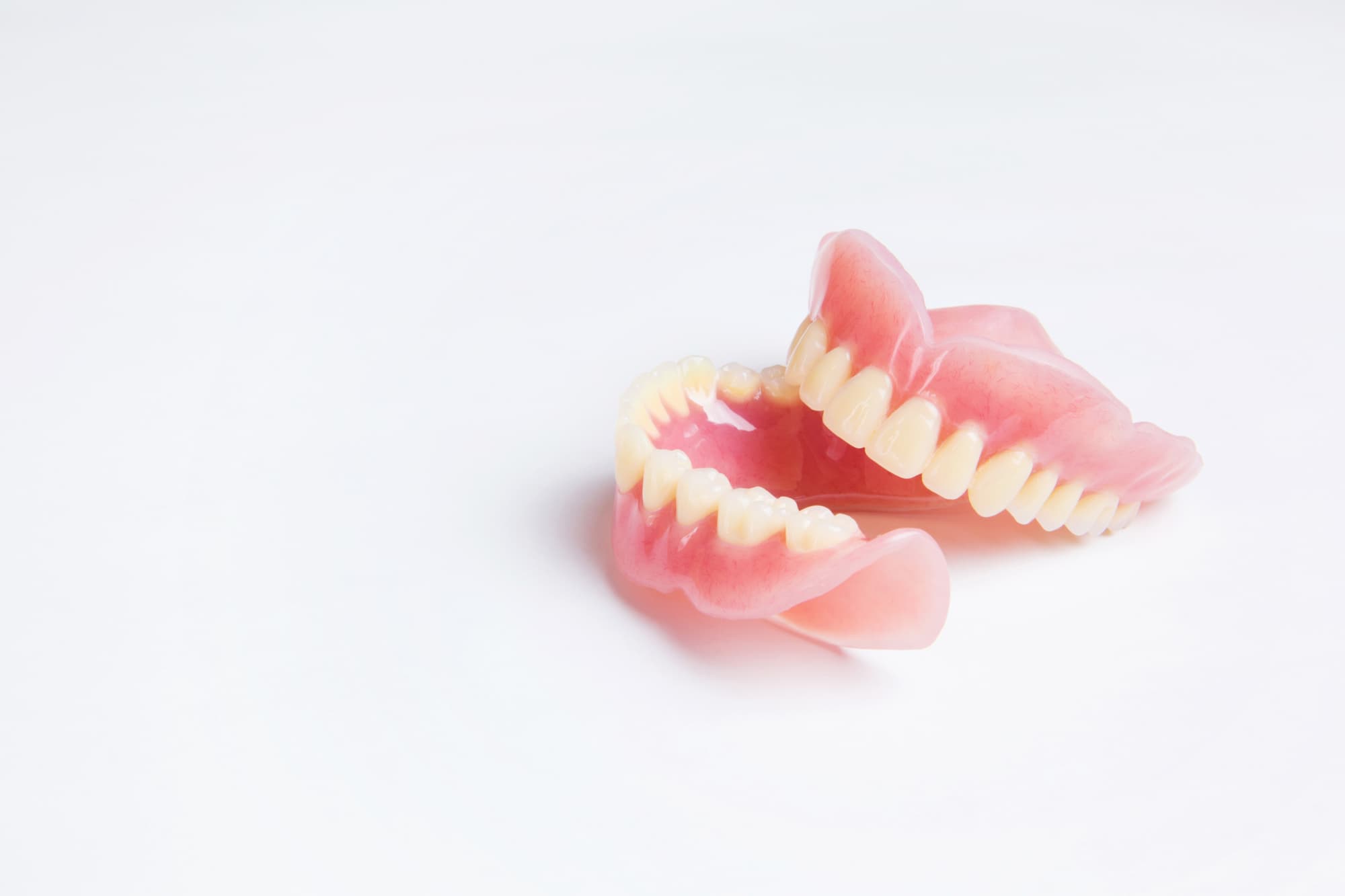 机に置かれた入れ歯