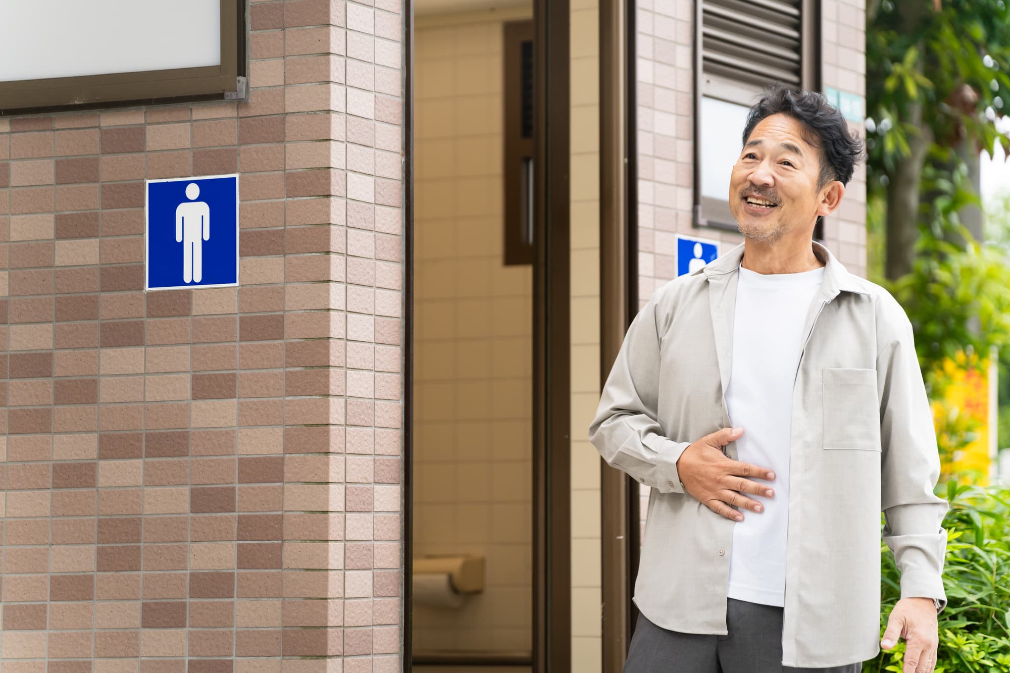 トイレから出てきた男性