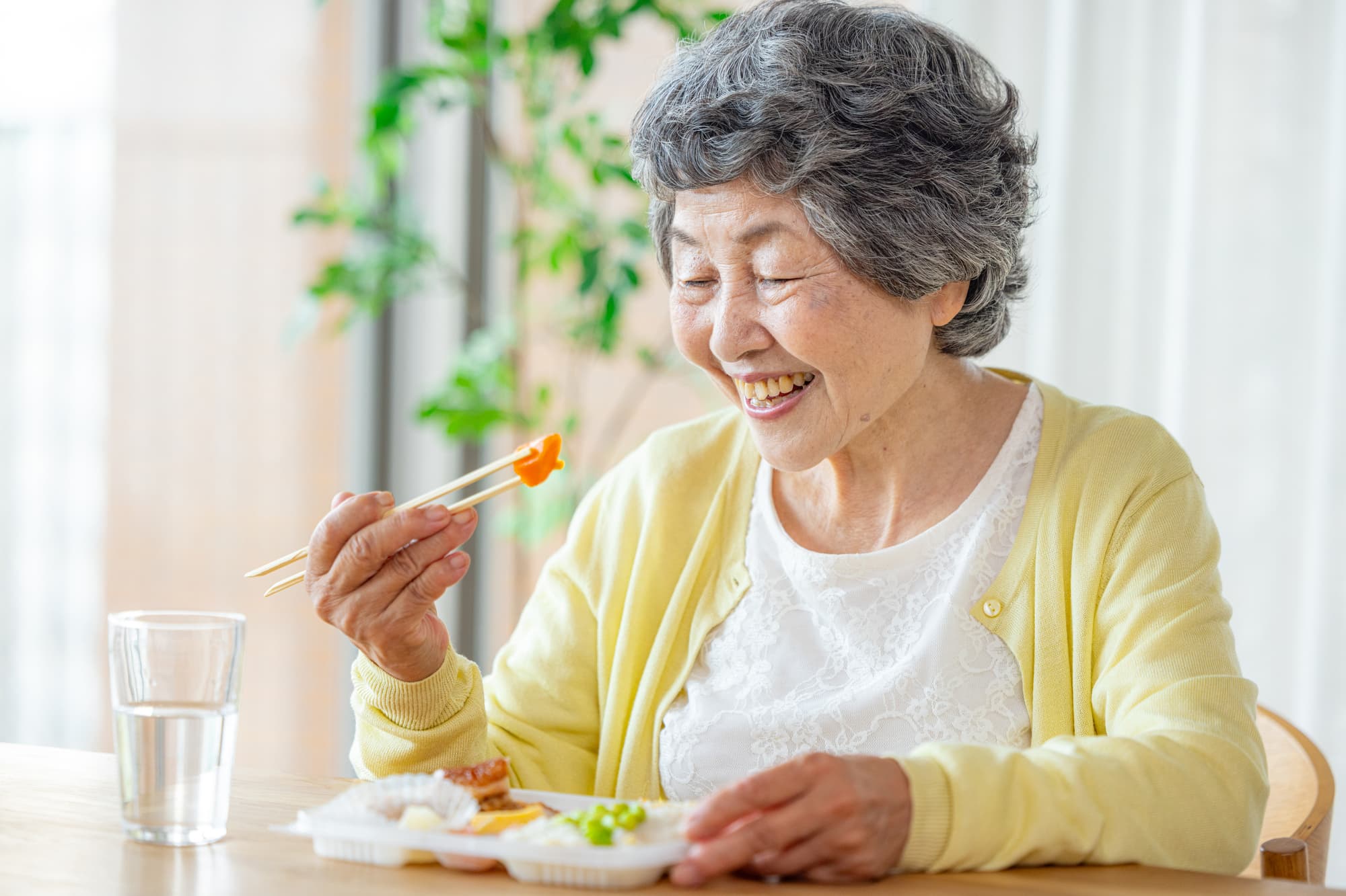 食事をとる高齢女性