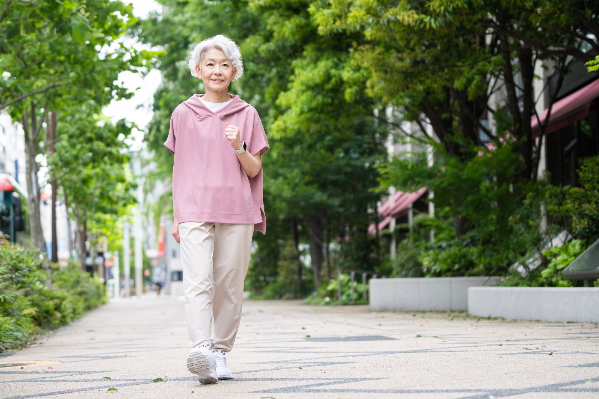 ウォーキングをする高齢女性