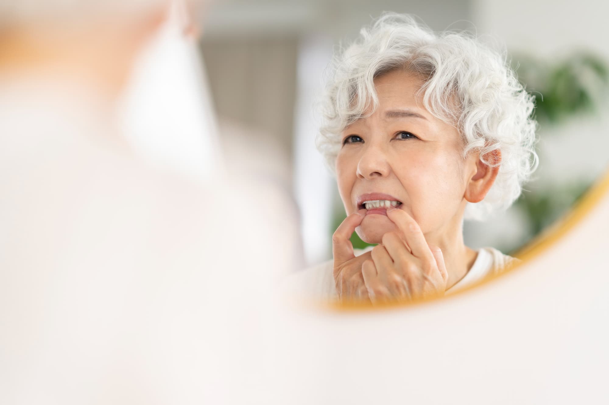 入れ歯が合わないと感じる高齢女性