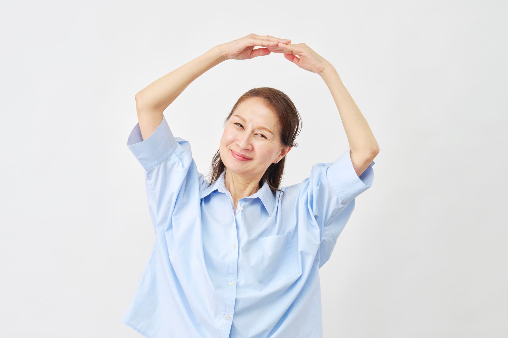 OKサインを出す高齢女性