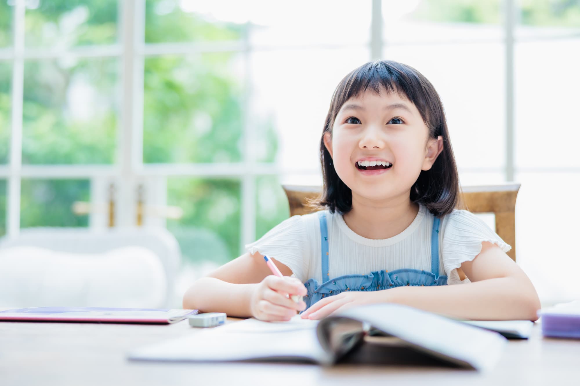 勉強をする小学生の女の子