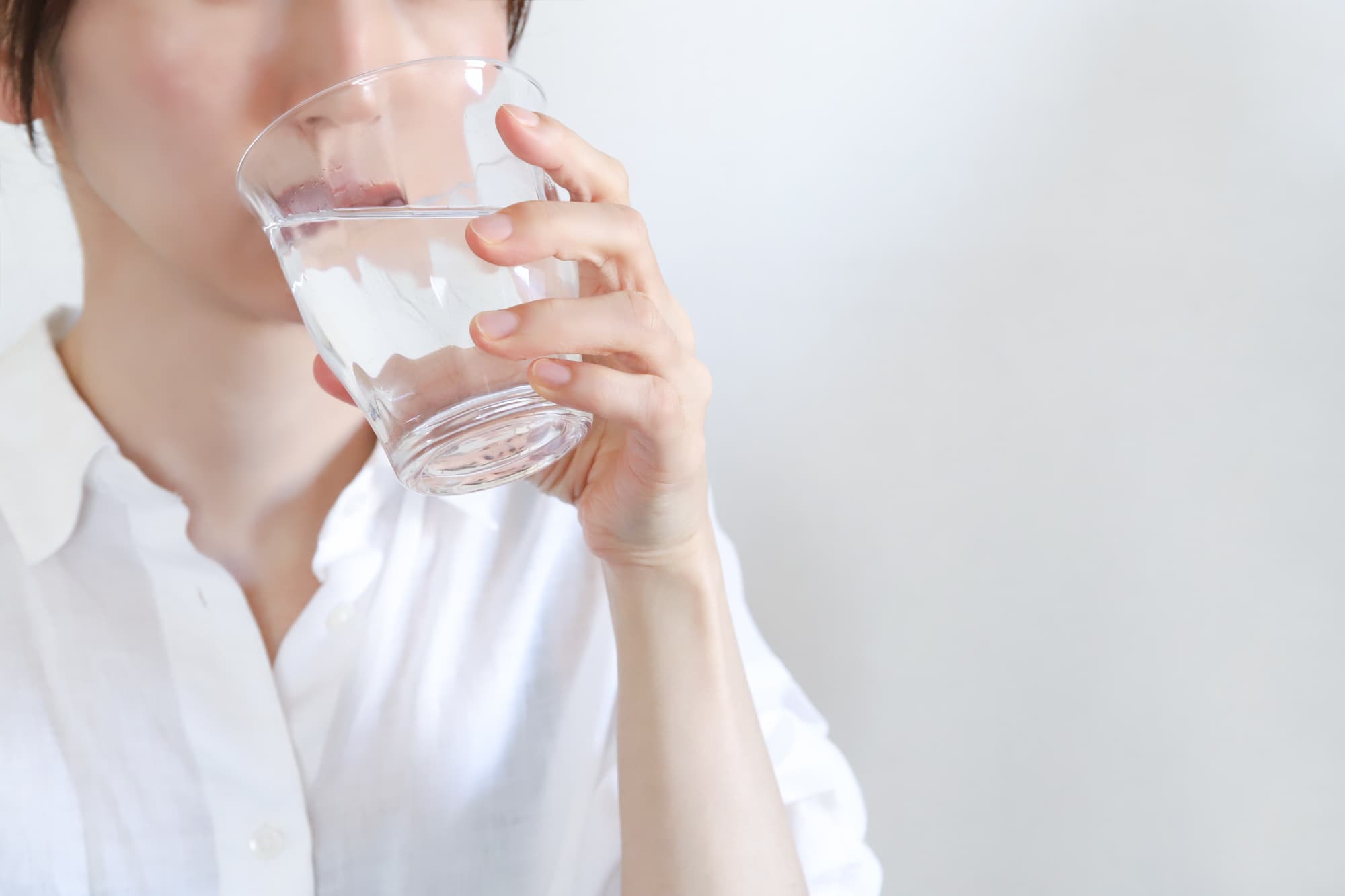 水分補給をする女性