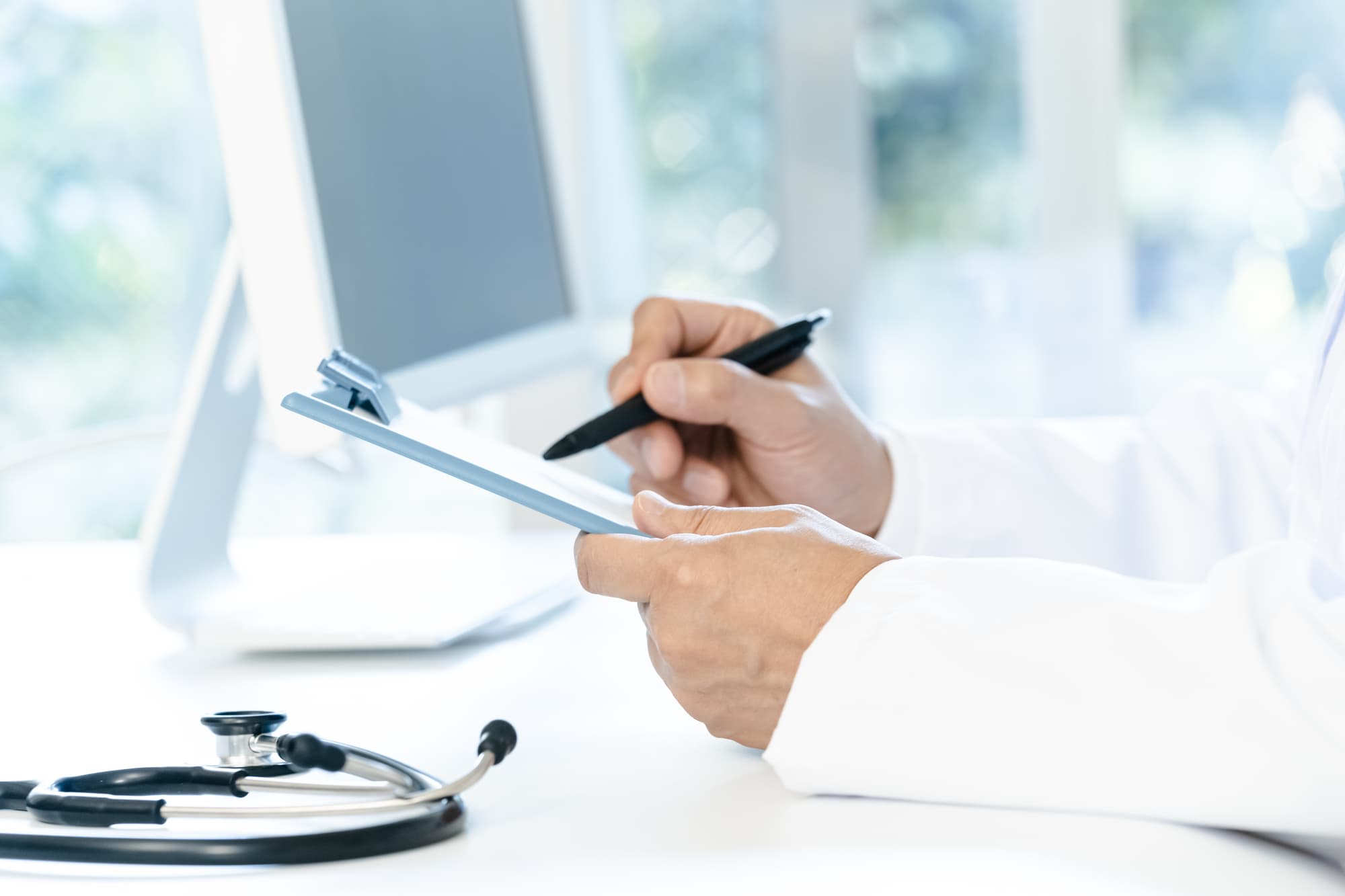 研究結果を見る医師