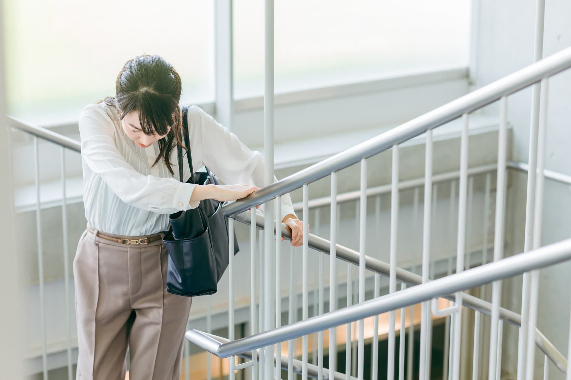 階段で息苦しくなった女性