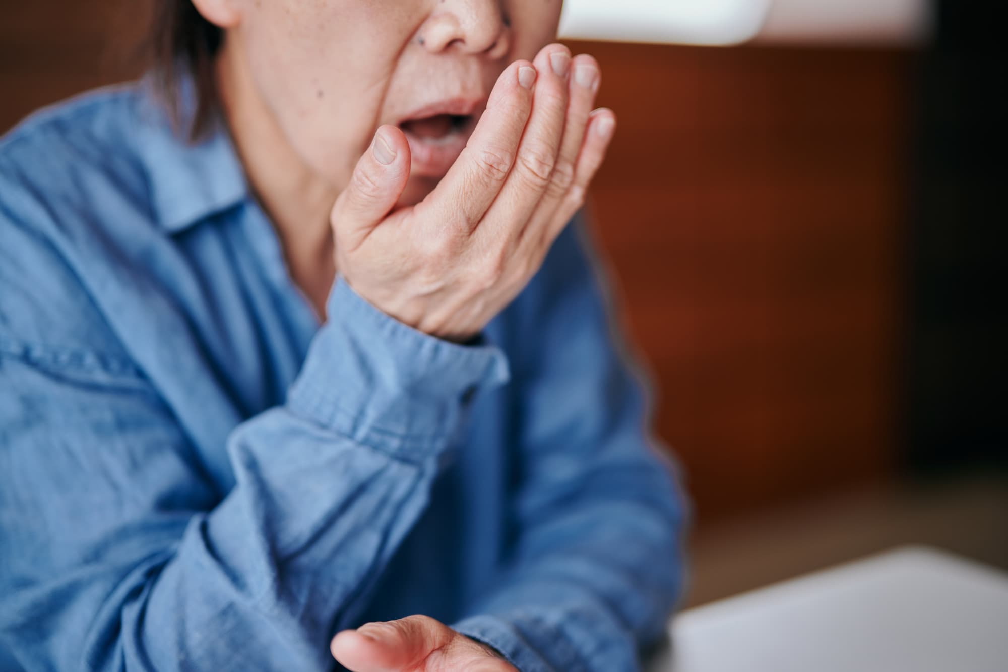 口臭を感じる女性