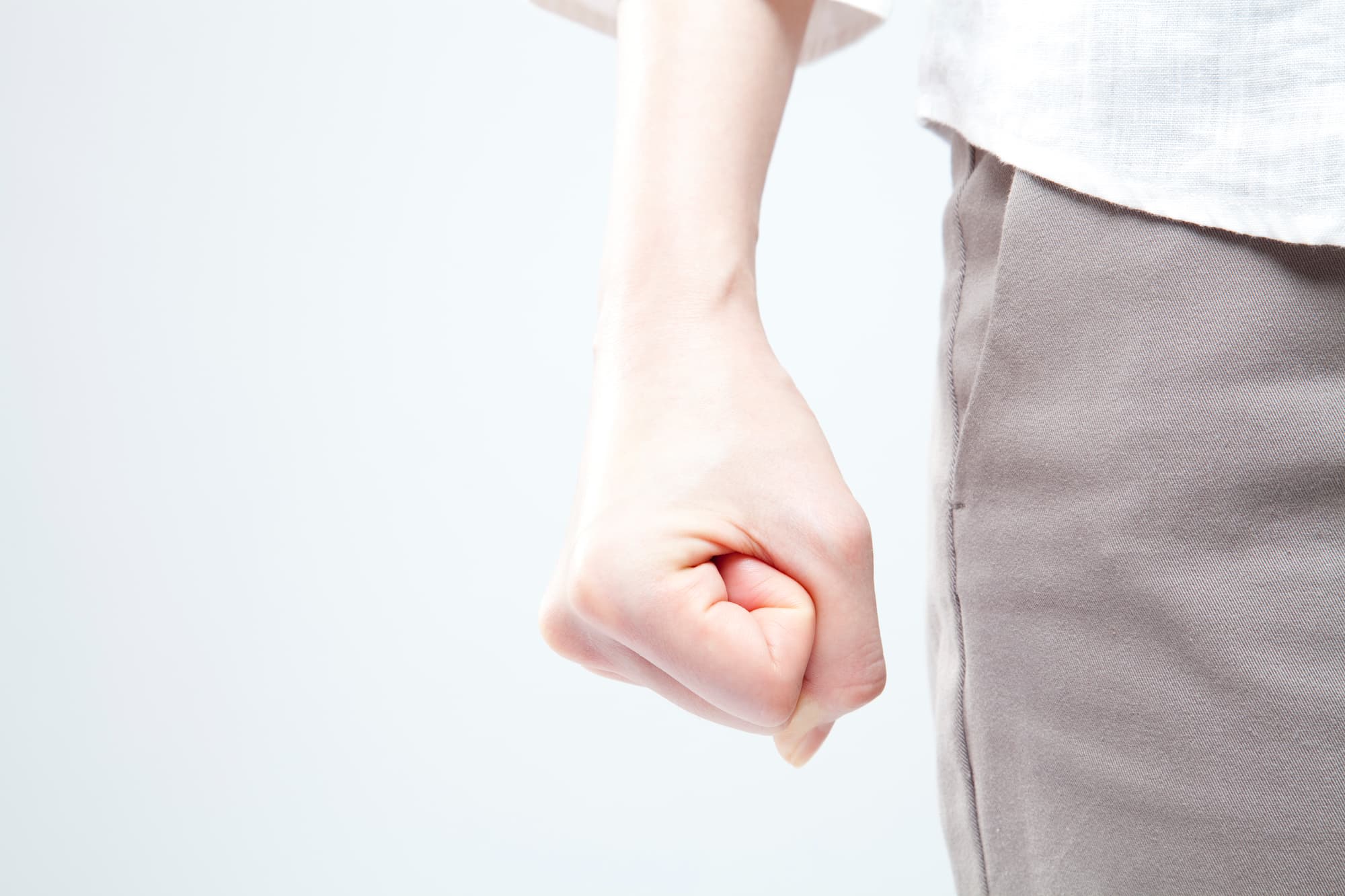 イライラしてこぶしを握る様子