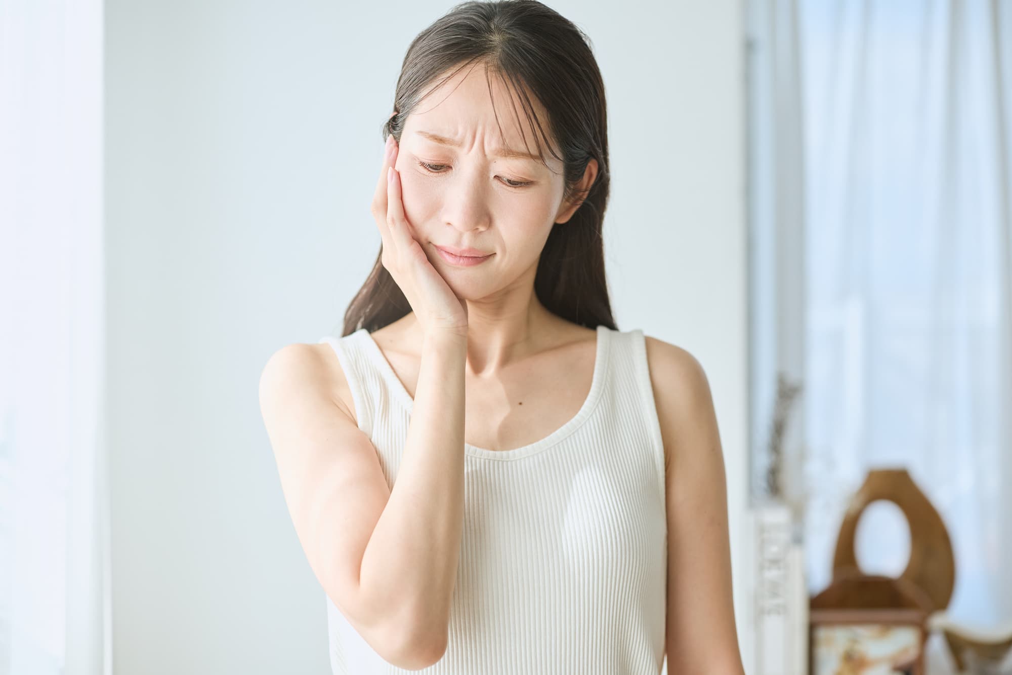 歯痛を感じる女性