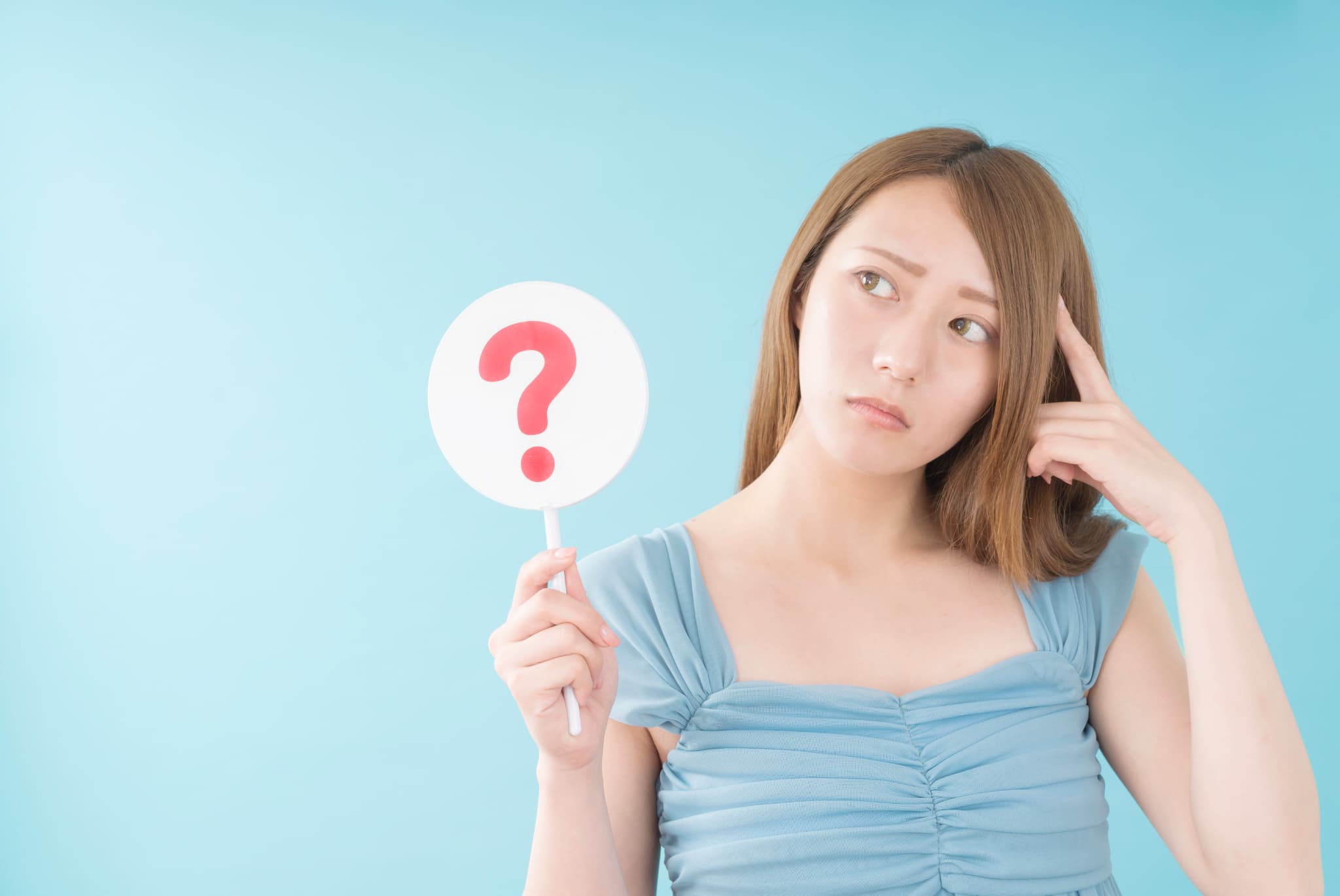 矯正で不調が出たらどうすればいいのか考える女性