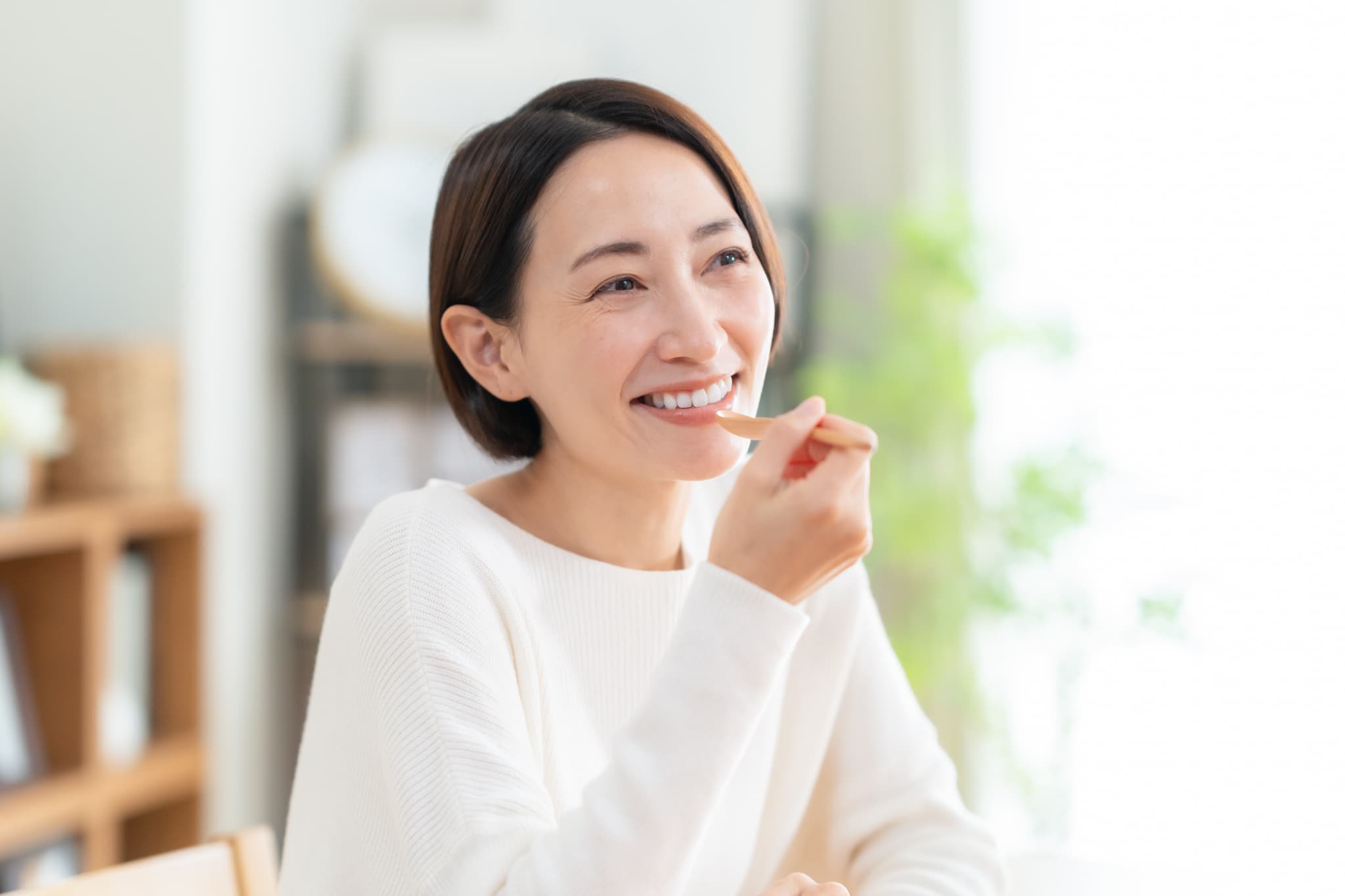 よく噛んで食事をする女性