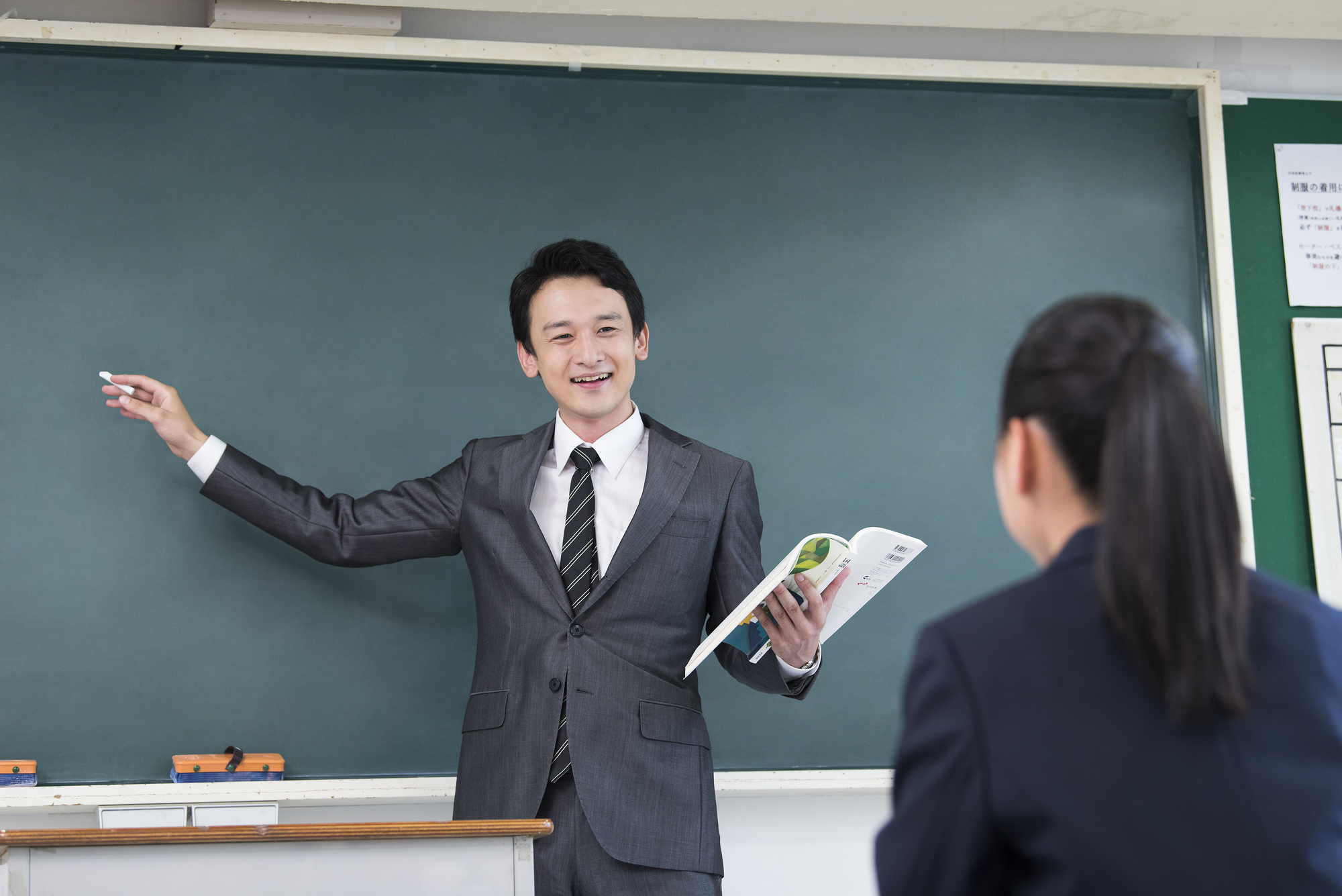 教師として働く男性