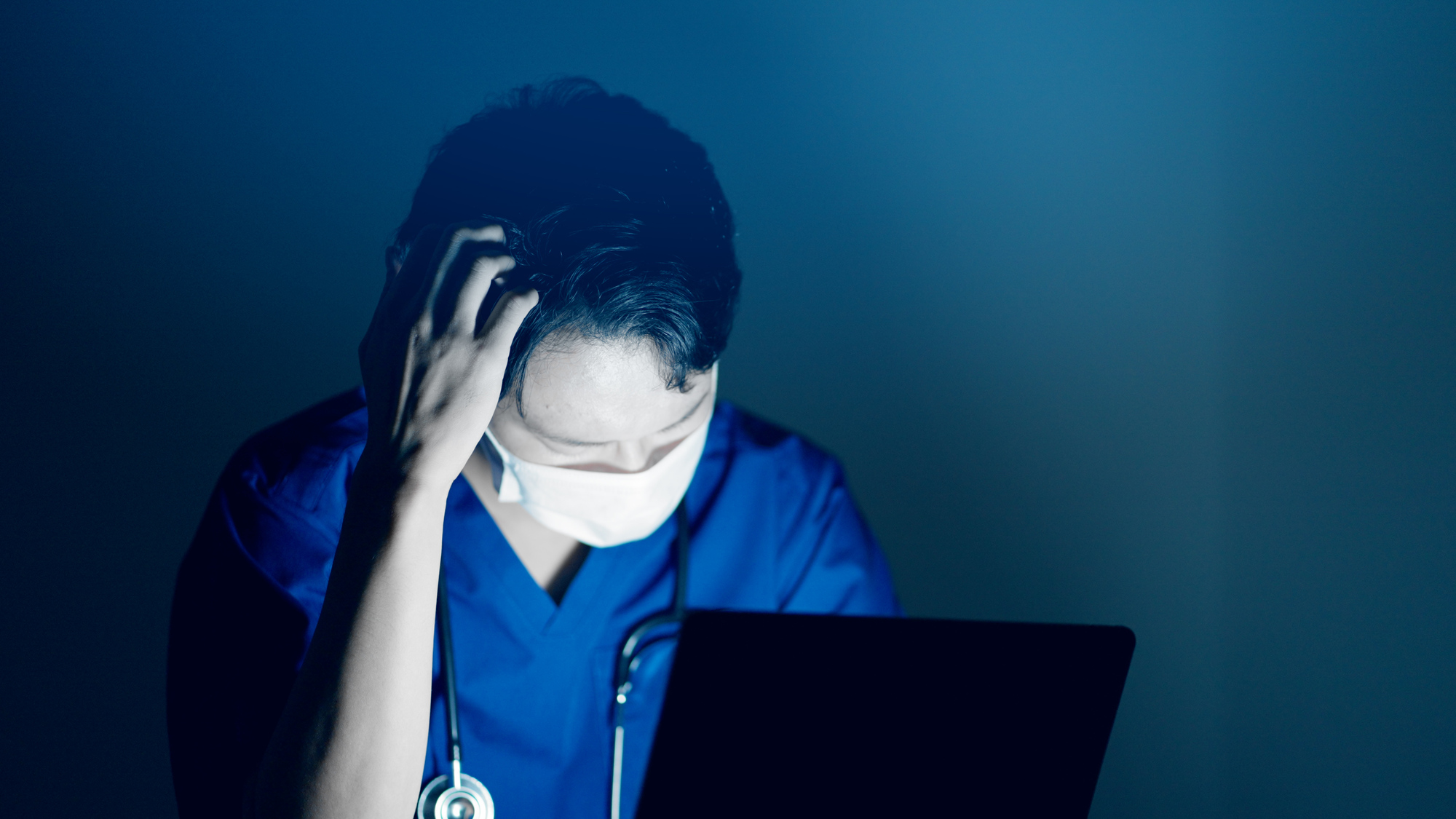 夜勤をしている男性