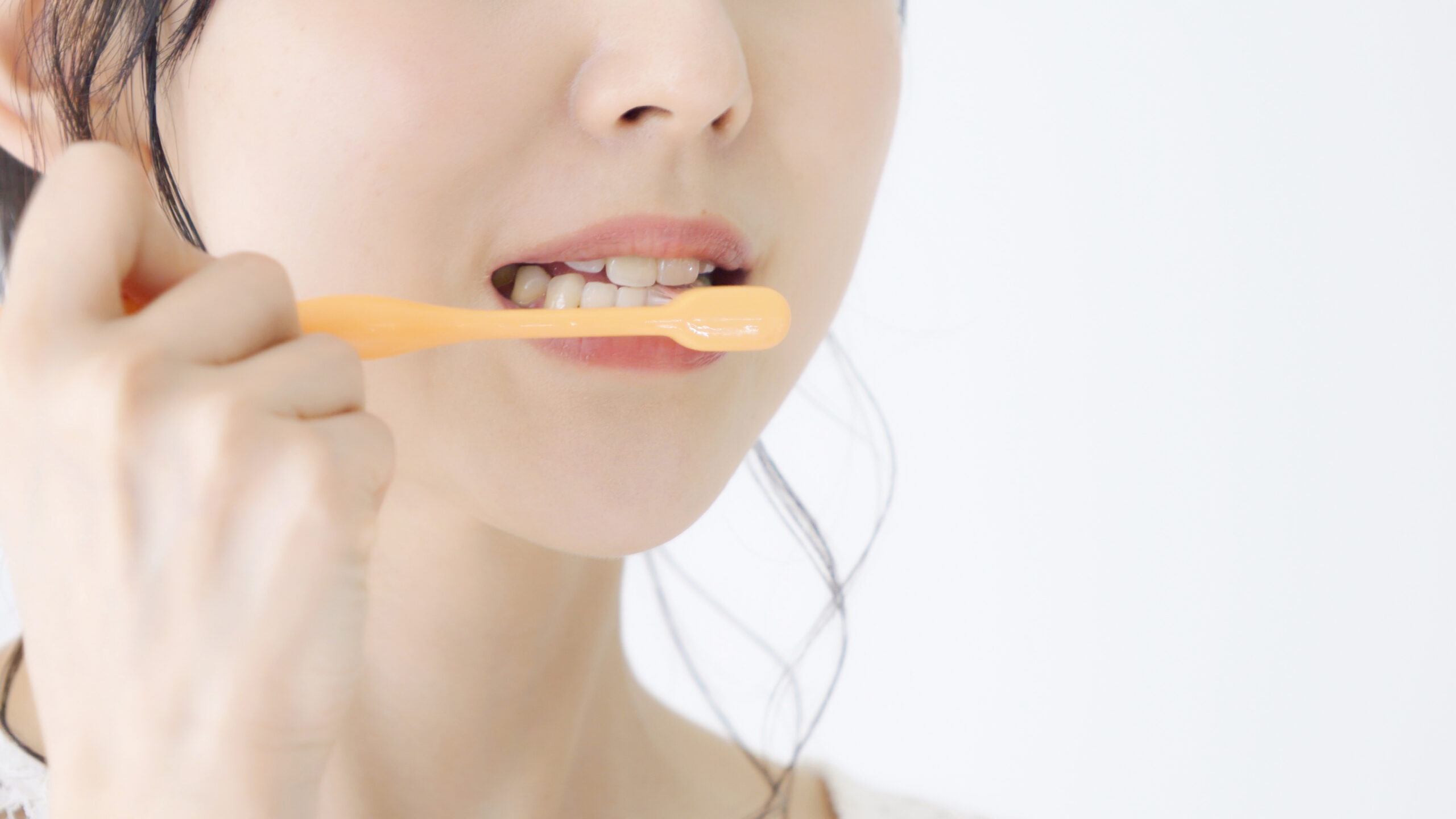 丁寧に歯磨きする女性
