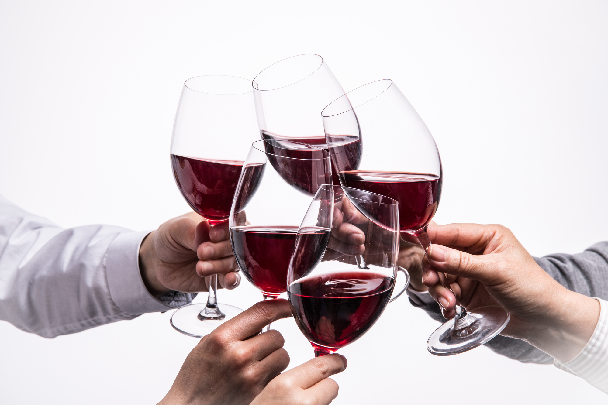 複数人でワインを飲む