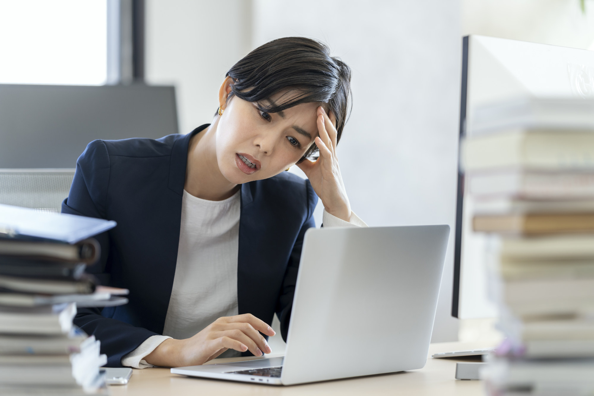 仕事に追われる日本人女性