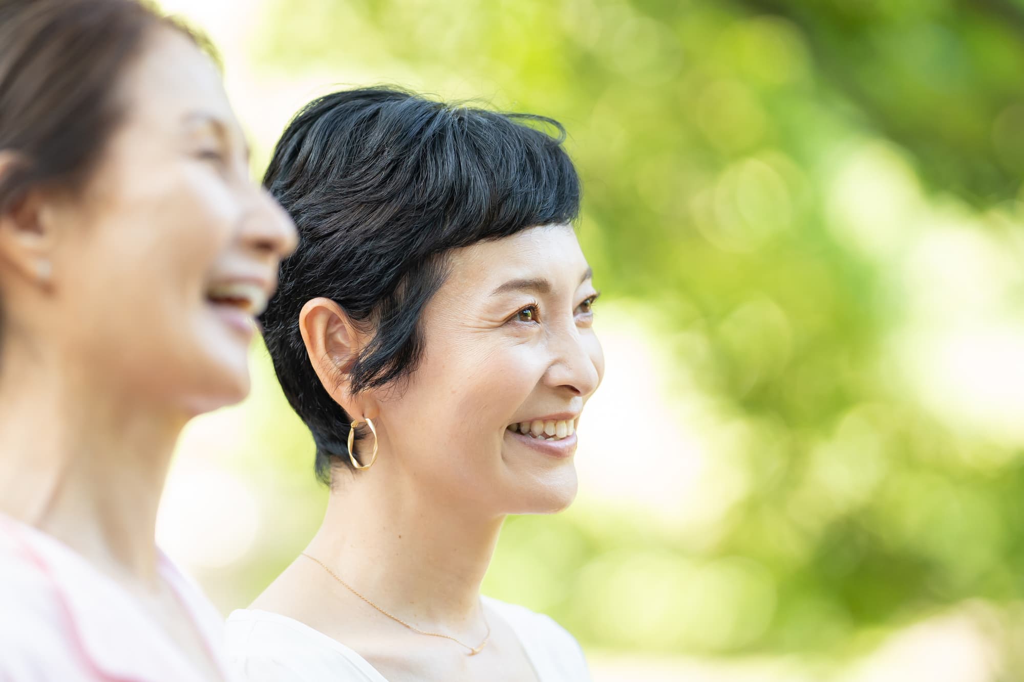 優しく微笑む高齢女性