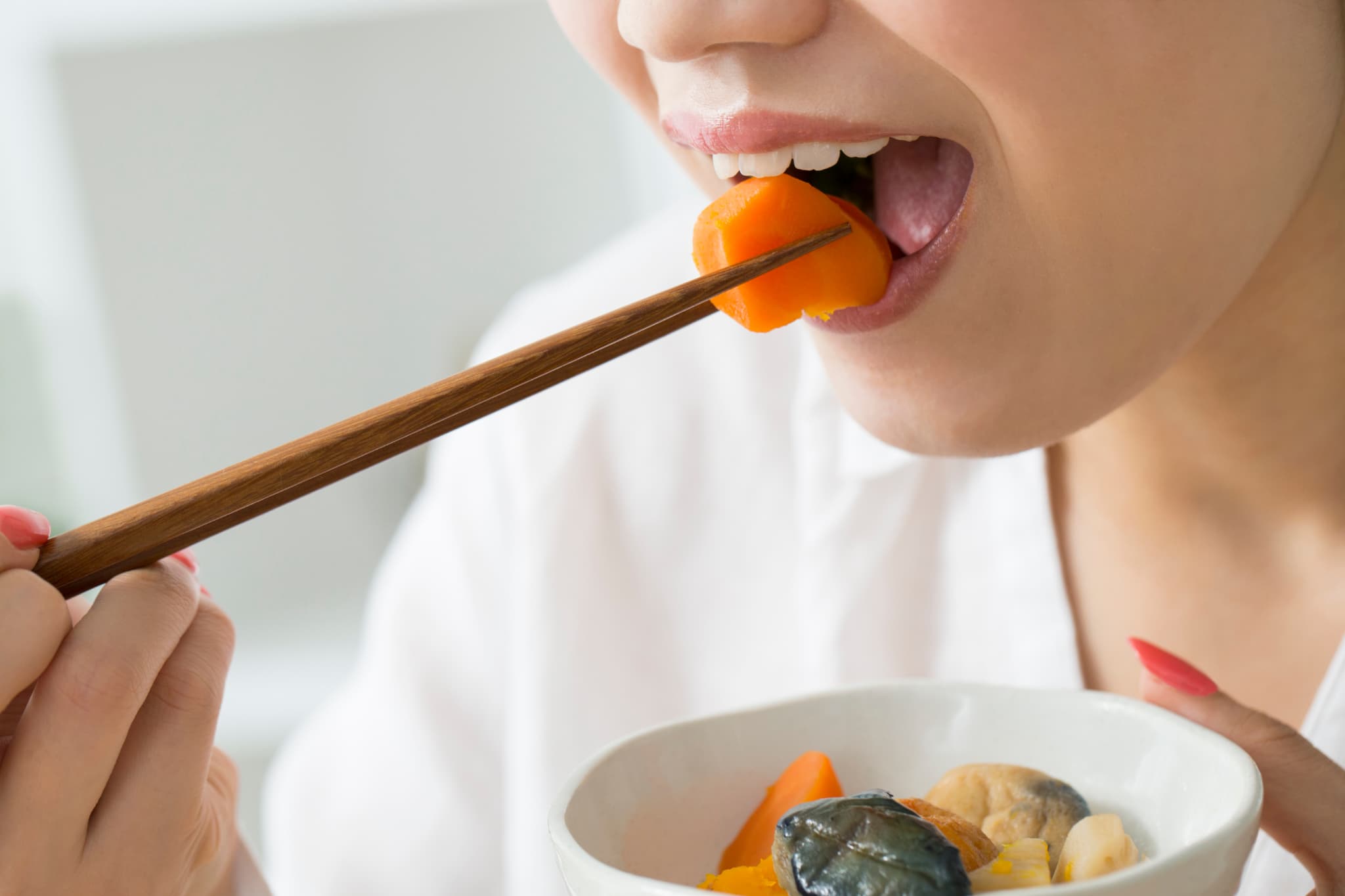 食事をする口元